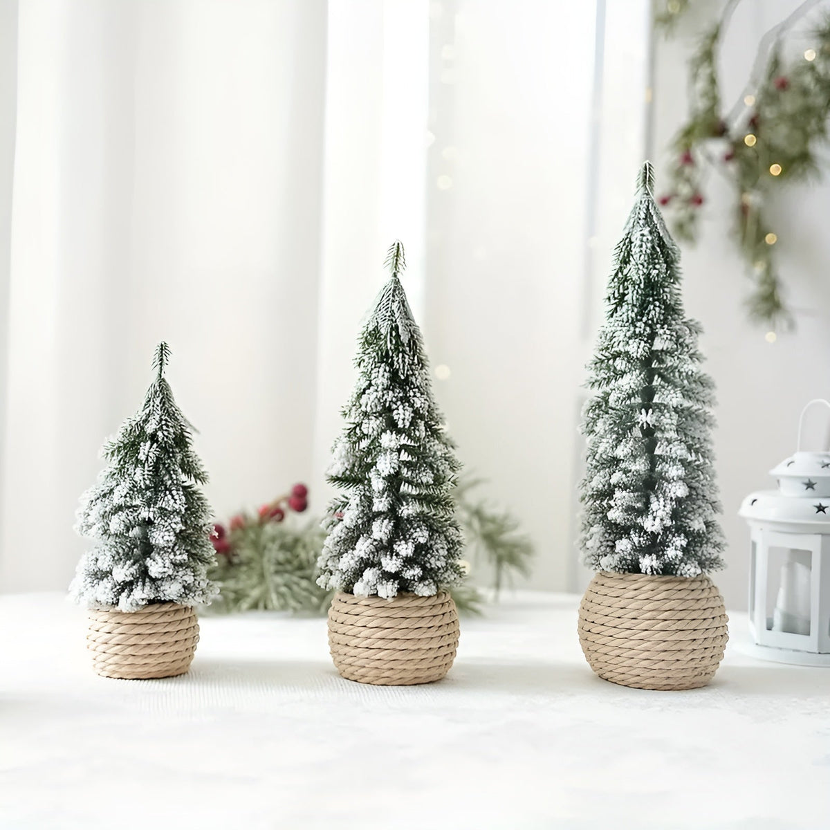 Mini-Weihnachtsbaum 4er-Set – Schneeoptik & Jutesockel | Realistische Tischdeko für Zuhause und Büro - 4er-Set