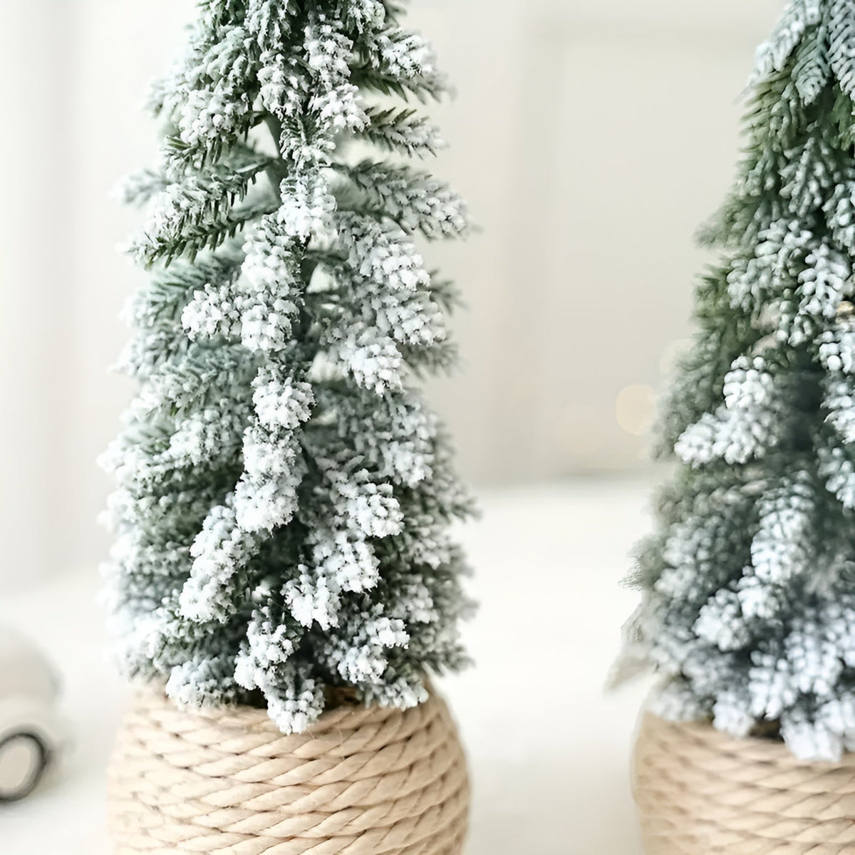 Mini-Weihnachtsbaum 4er-Set – Schneeoptik & Jutesockel | Realistische Tischdeko für Zuhause und Büro - 4er-Set