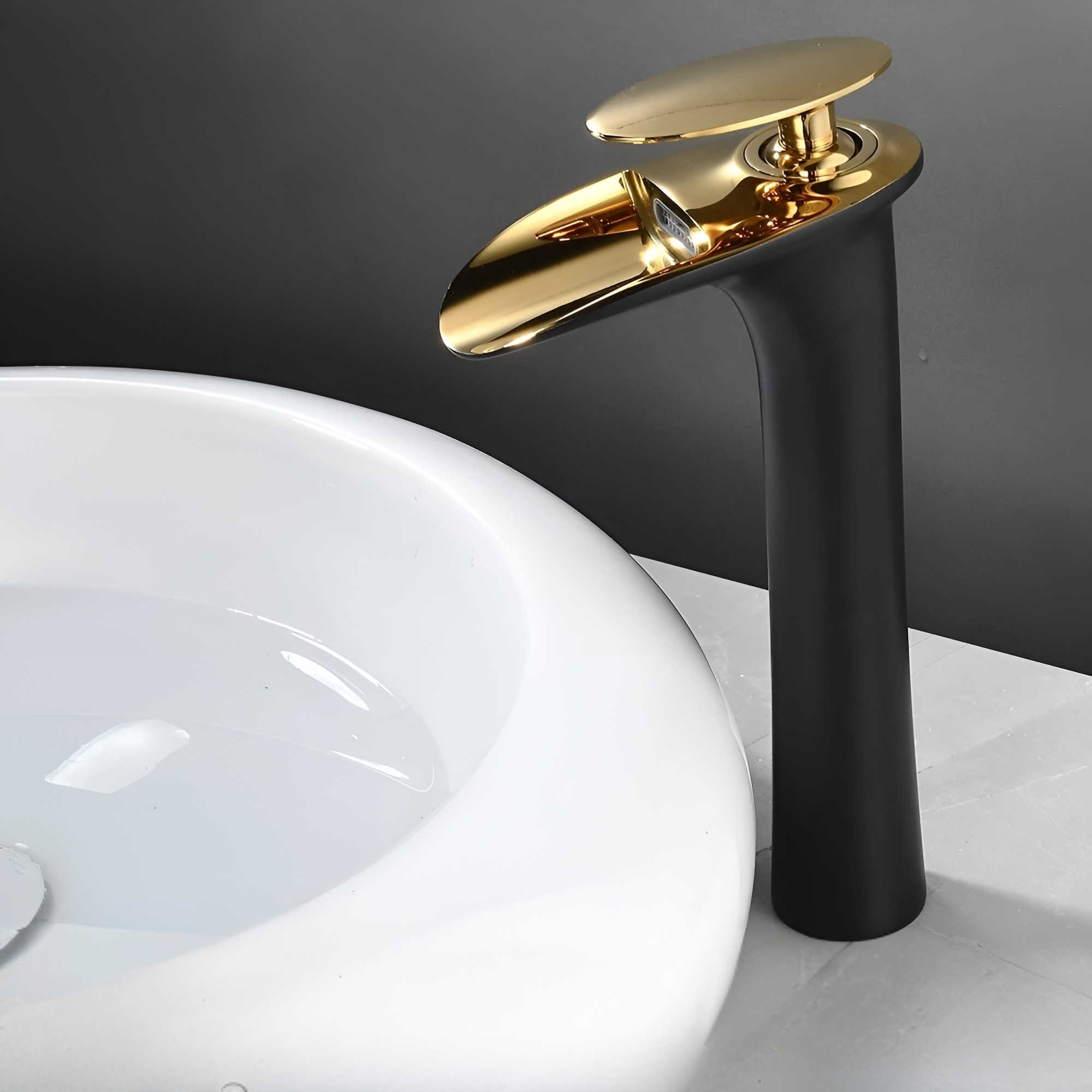 Moderne Waschtischarmaturen – Elegante Wasserfallarmatur | Hochwertiger Einhebelmischer - Schwarz und Gold