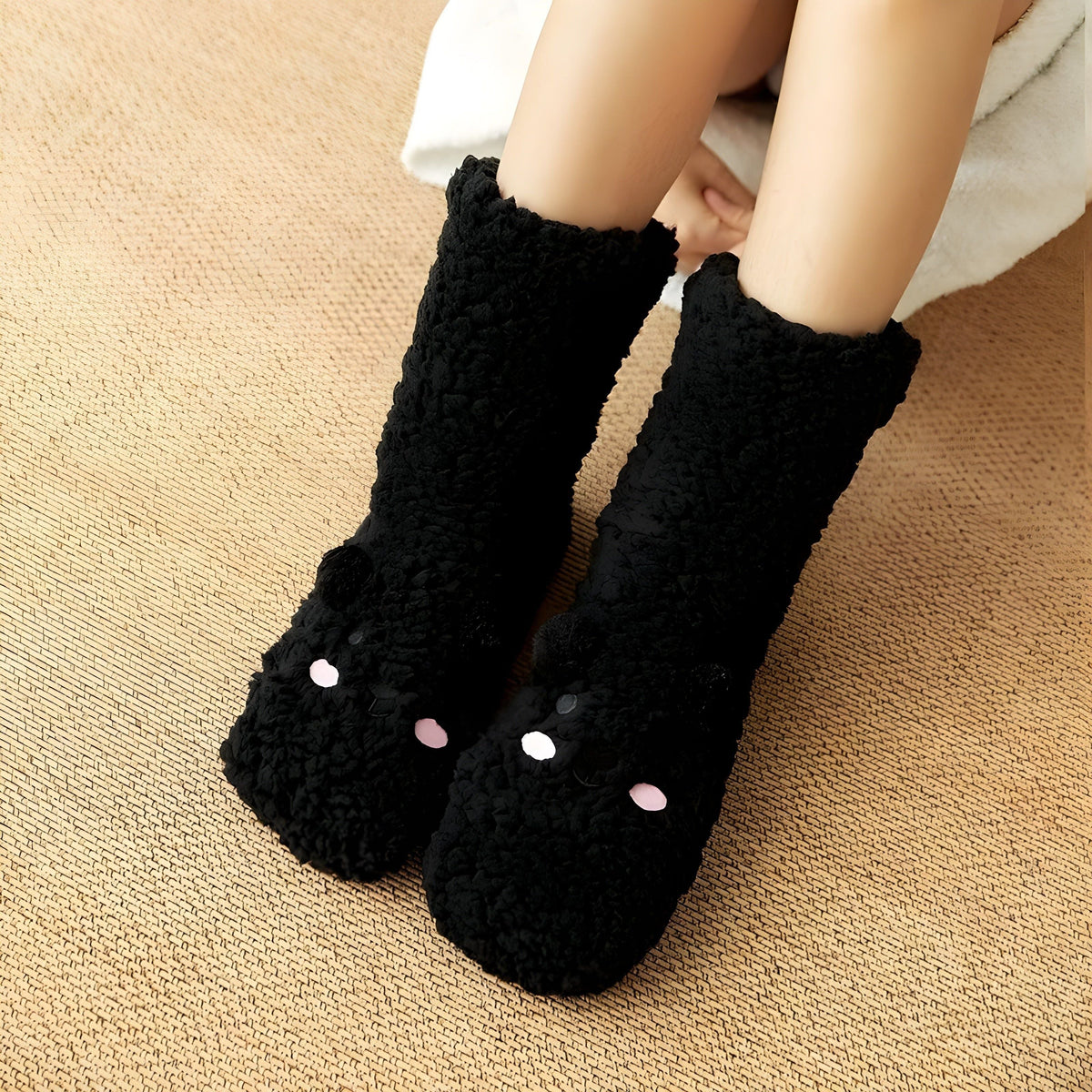 Paloma Socken - Elegante Samt-Korallenvlies-Socken mit Bärendesign - Schwarzer Bär - Saisonale Dekoration