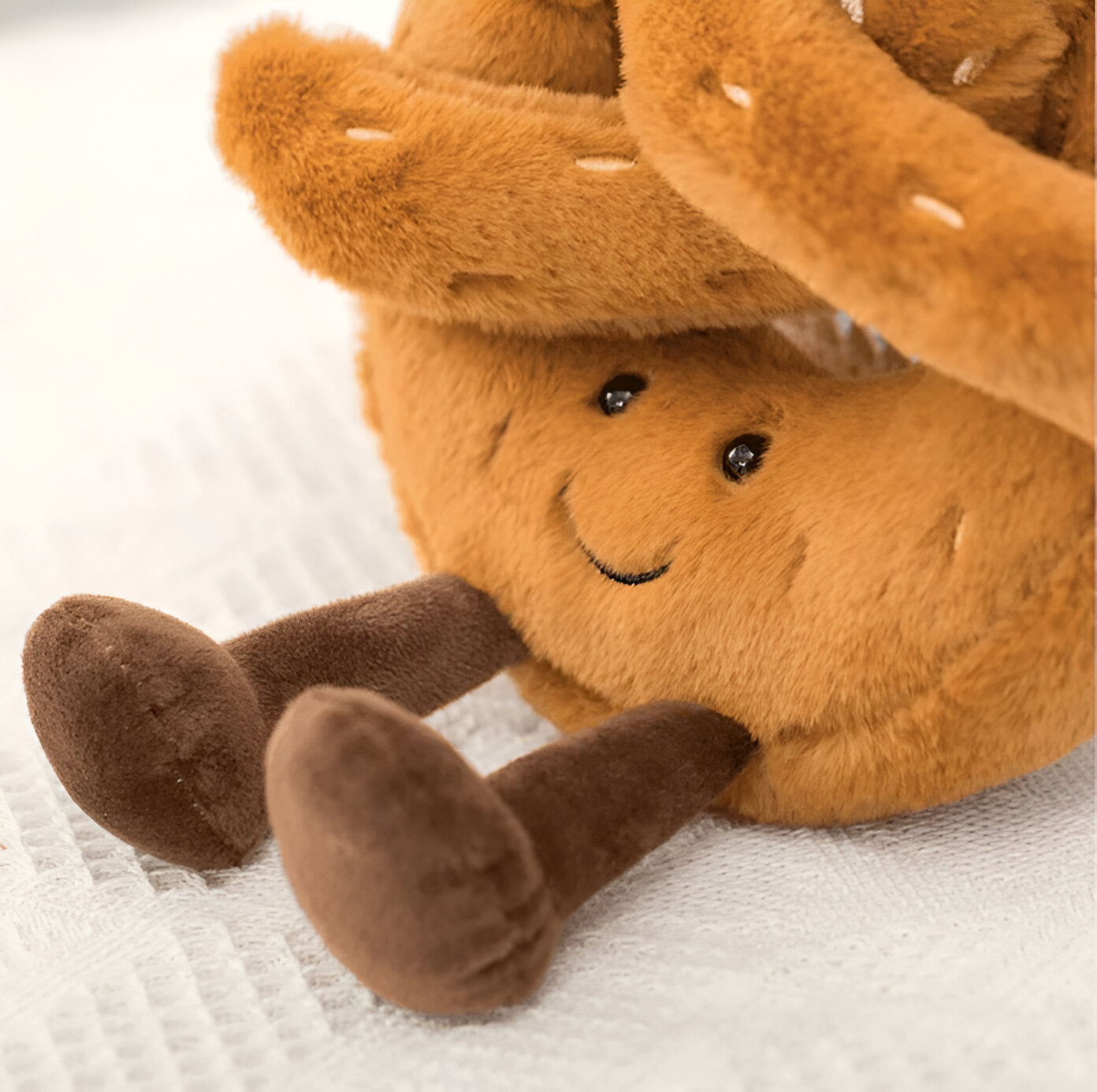 Plüsch-Brezel – Weiches Kuschelkissen im Frühstücksdesign