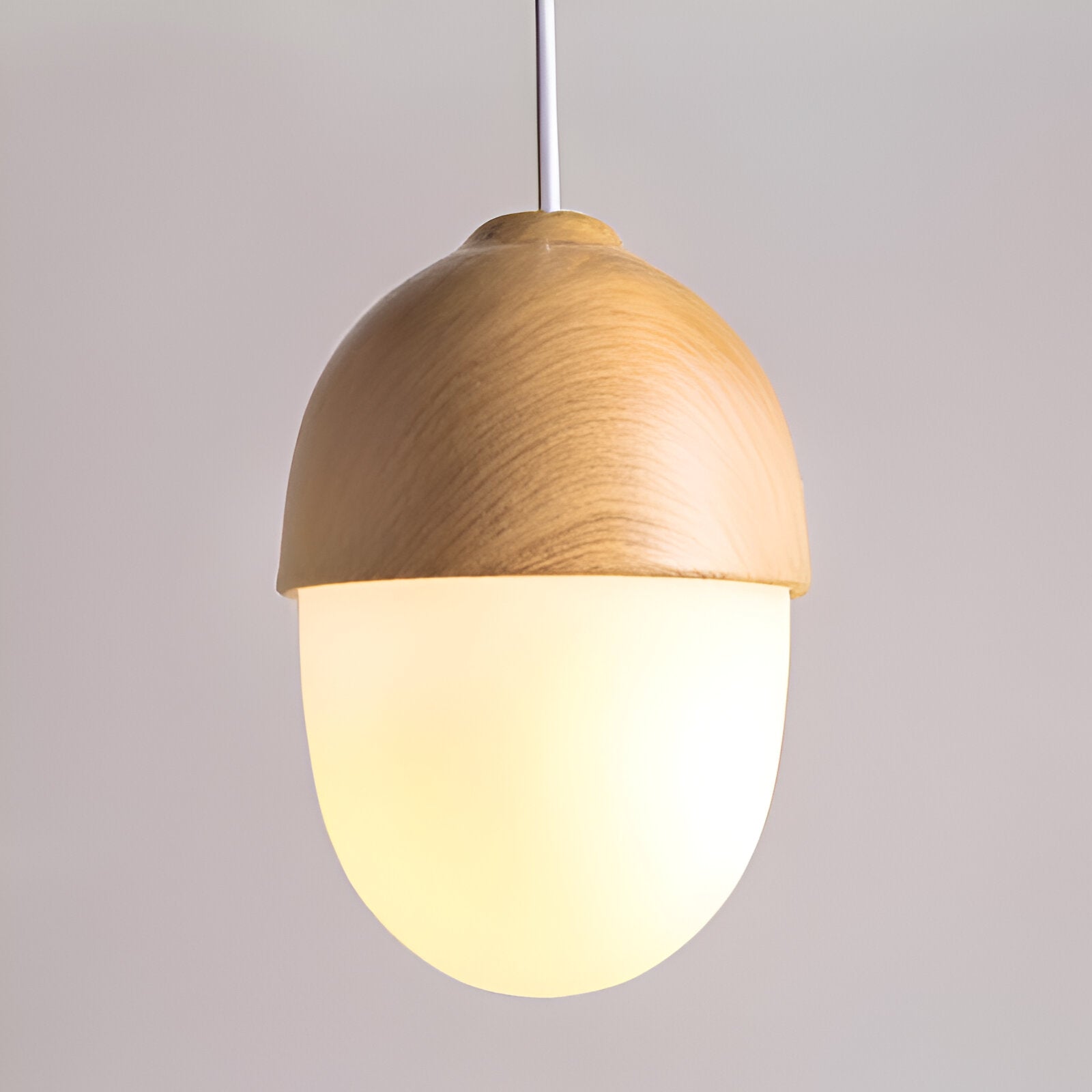 Hängeleuchte mit Glas- und Holzdetails – Dekorative Eichelform im Mondstil
