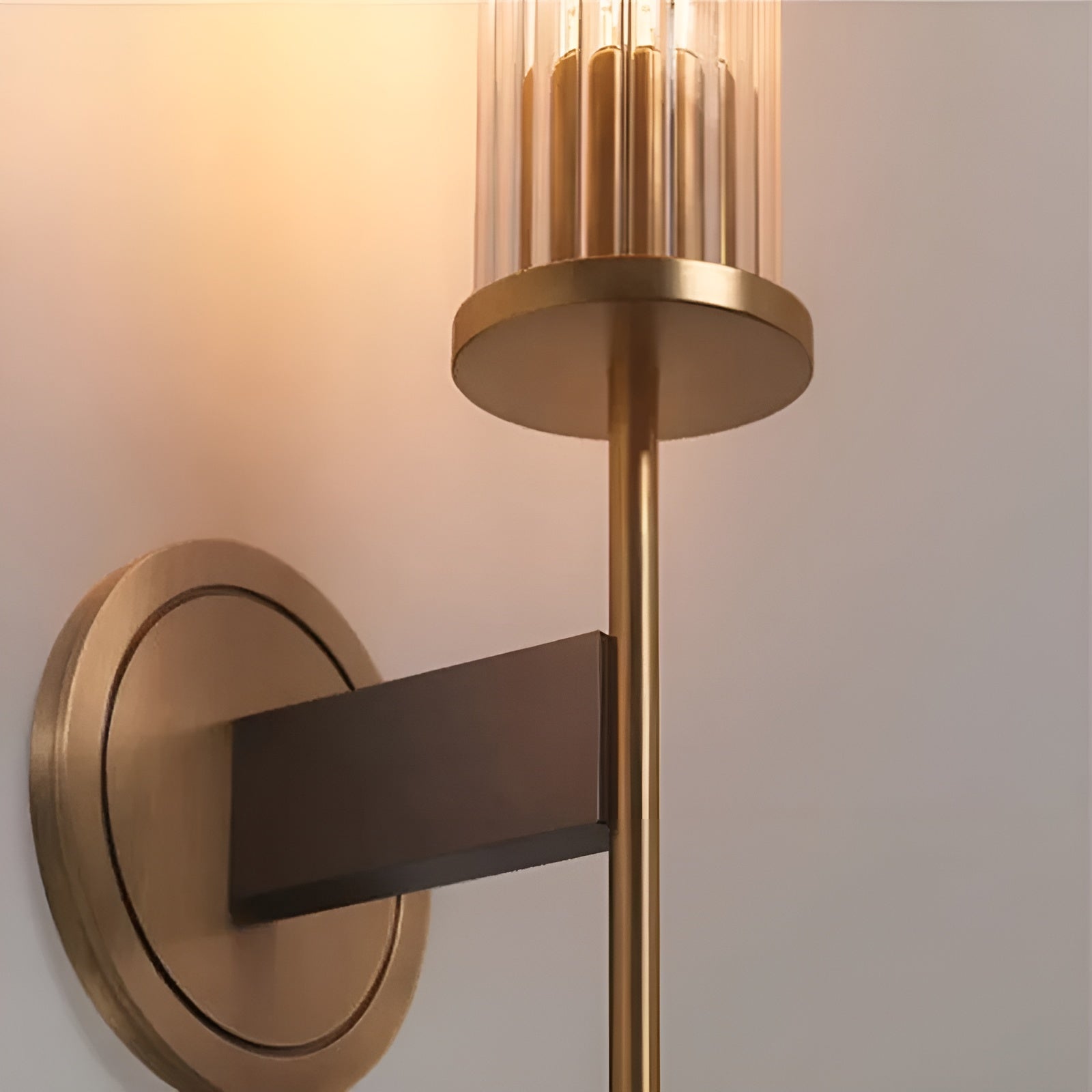 Moderne Wandleuchte – Kupferfinish & Geriffeltes Glas für stilvolle Akzente