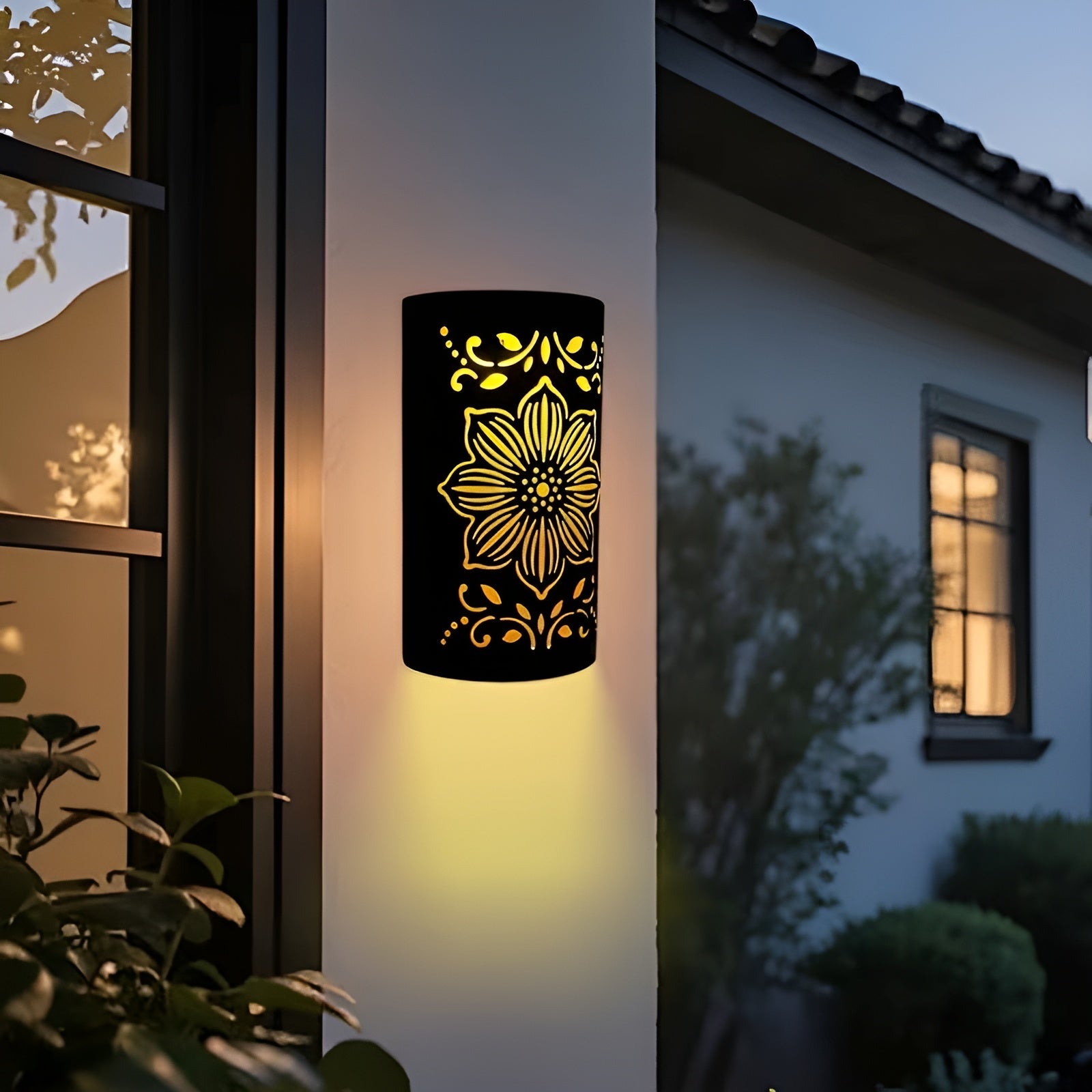 Solar-Wandleuchte mit floralem Muster – Dekorative Außenbeleuchtung in Goldoptik | IP44 für Garten Balkon