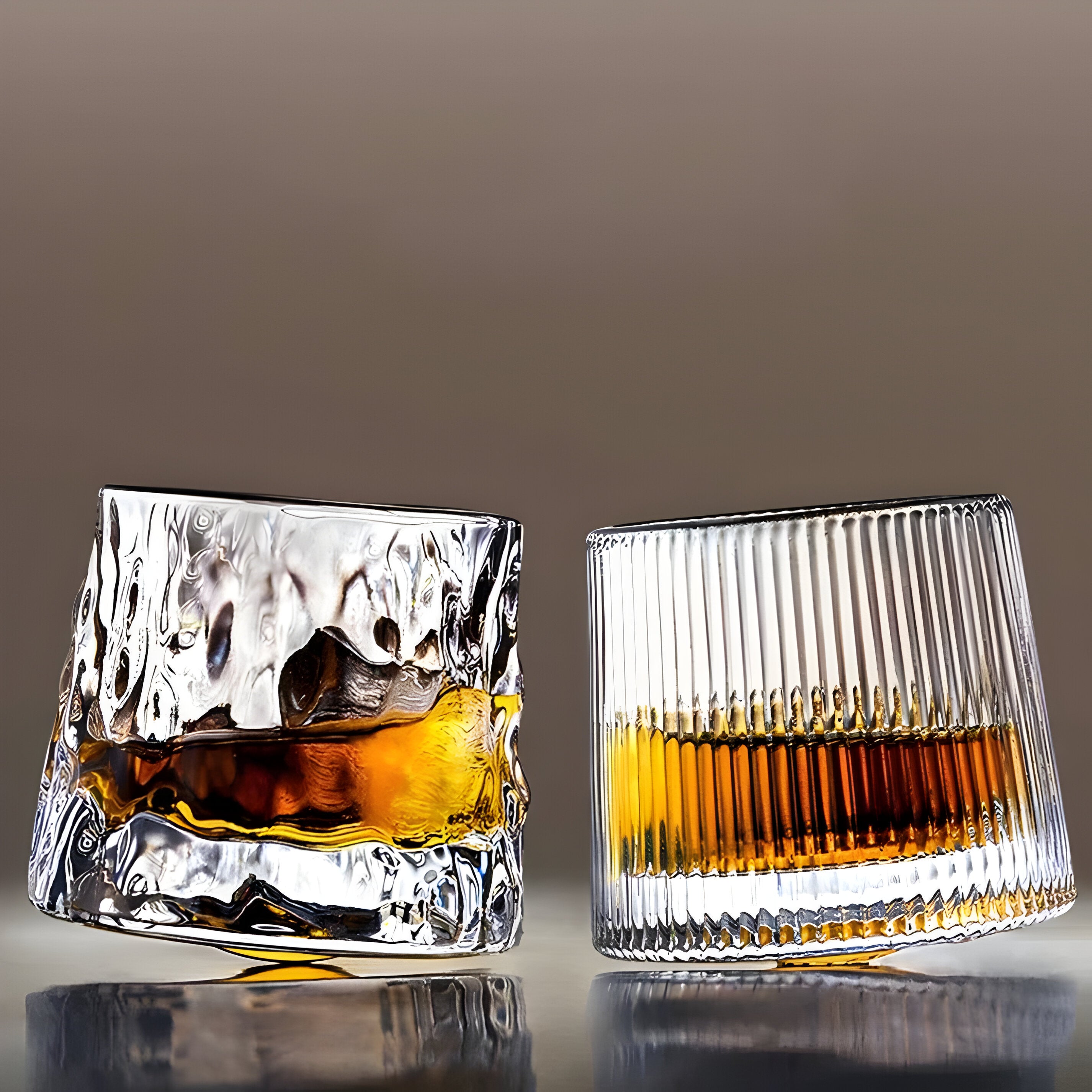 Whiskyglas mit 360° Drehfunktion – Strukturiertes Design für stilvollen Trinkgenuss