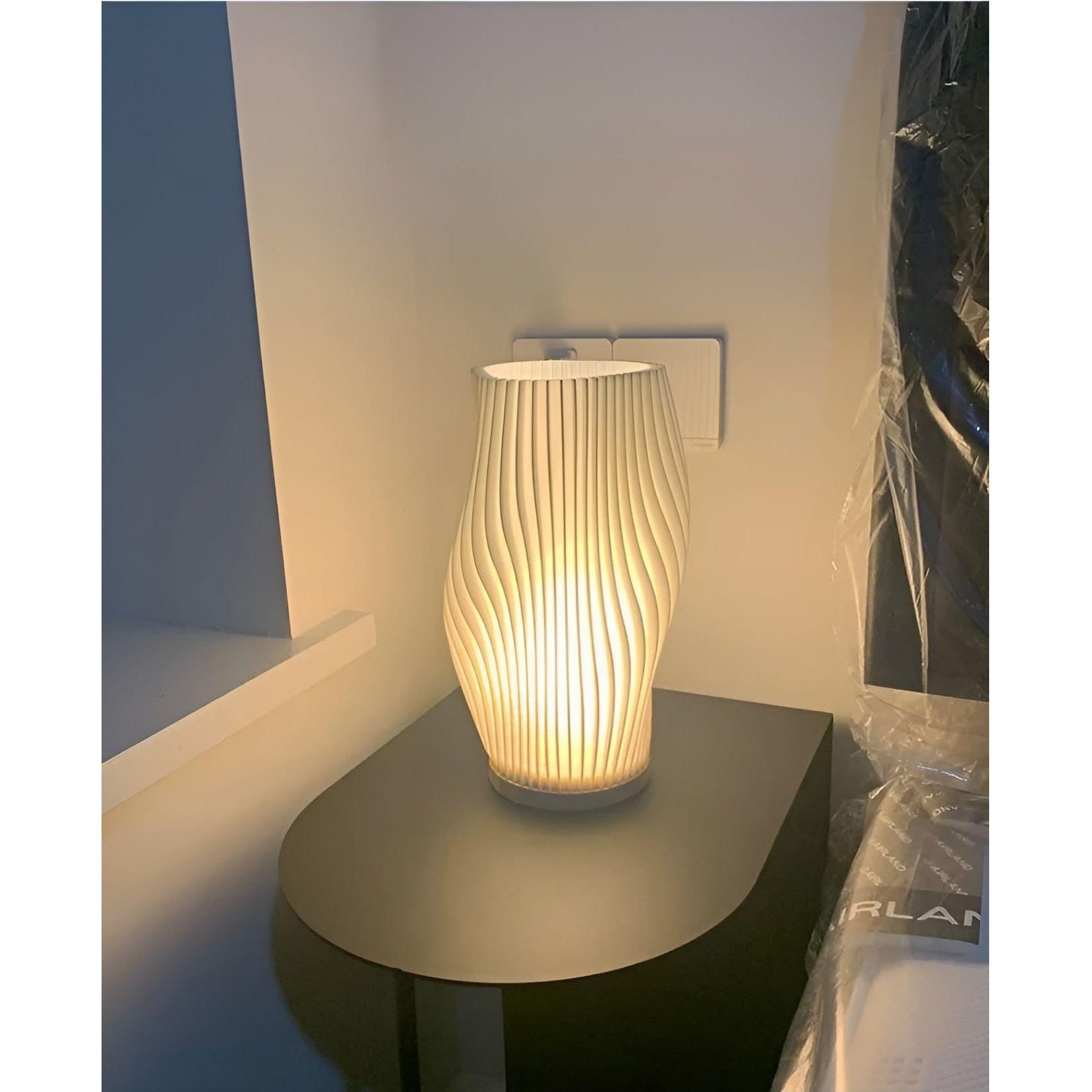 ChicPleats Lampe - Luxuriöses Französisches Creme Plissee Schreibtischlampe für Eine Gemütliche Atmosphäre - Elegare