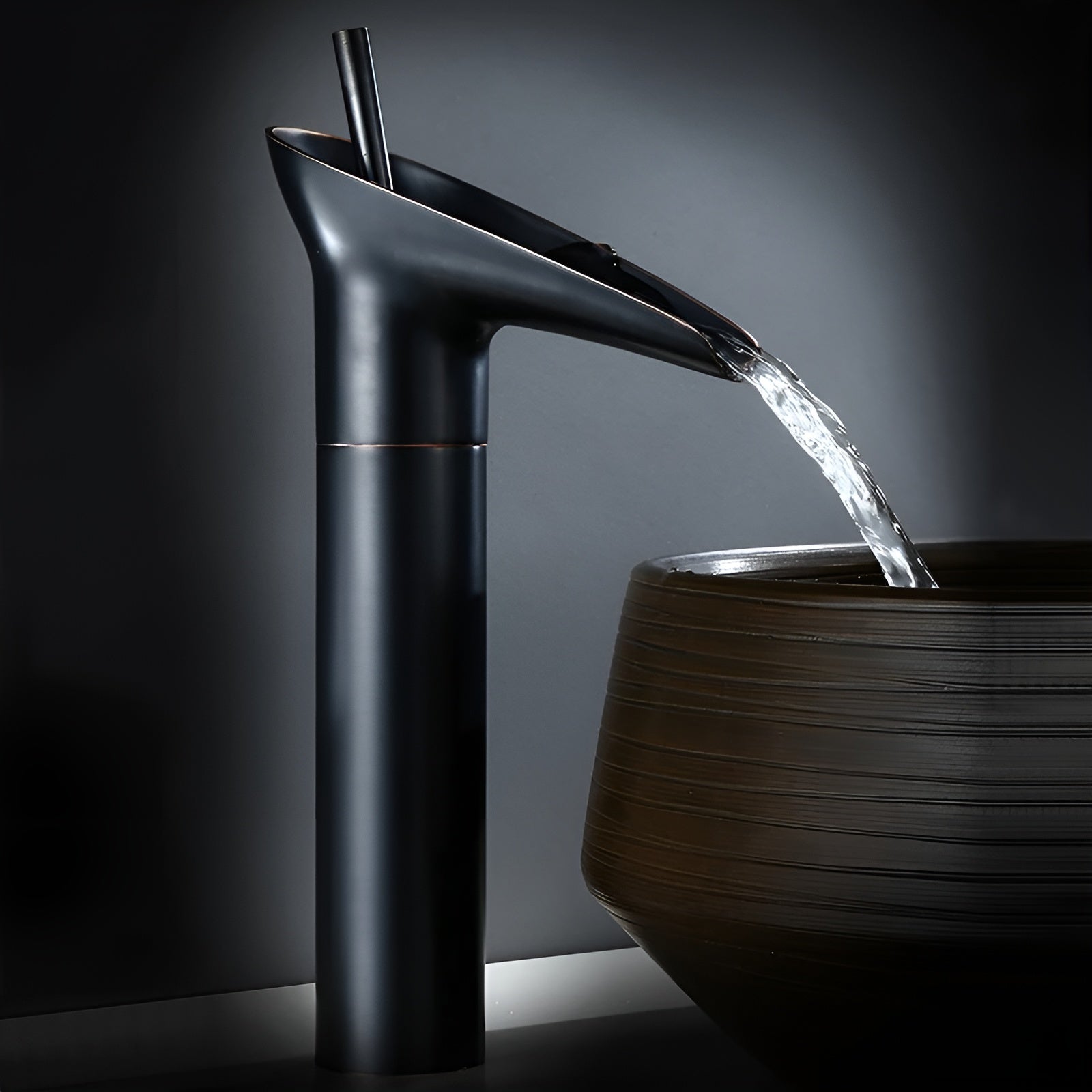 Wasserfall-Waschtischarmatur in Schwarz-Gold – Hochwertig und Elegant | Warm- und Kaltwasser Antik-Bronze Finish
