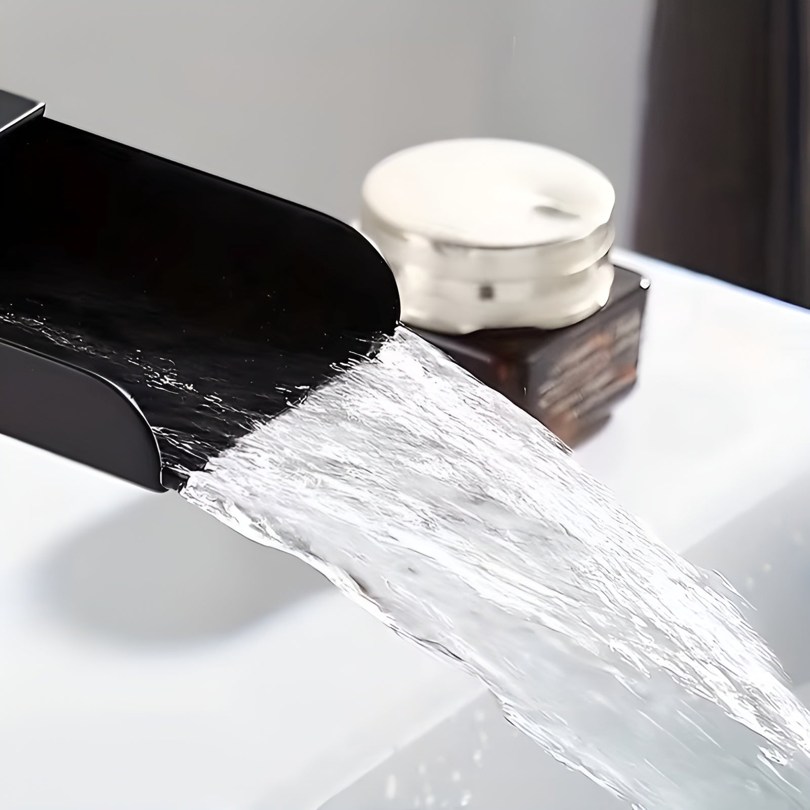 Wasserfall Wasserhahn fürs Waschbecken – Elegantes Design | Einhebelarmatur mit Warm- und Kaltwasser