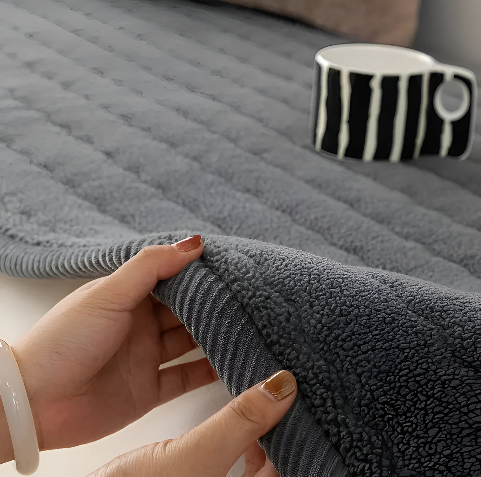 Weiche Sofaauflage aus Plüsch – Rutschfest und Warm | Perfekt für Winter & Fensterbank - 70x150cm / Dunkelgrau