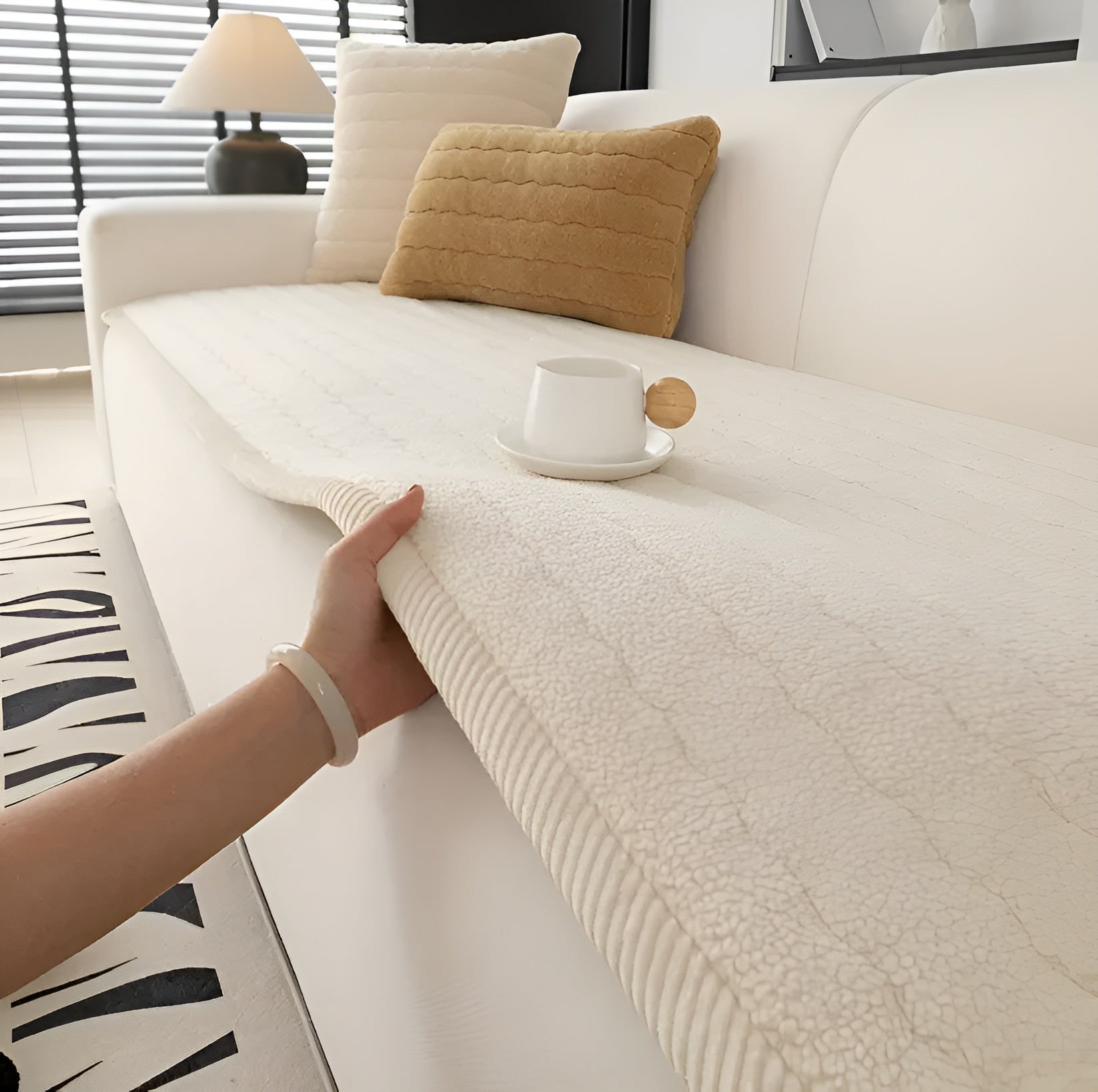 Weiche Sofaauflage aus Plüsch – Rutschfest und Warm | Perfekt für Winter & Fensterbank - 70x150cm / Creme Weiß