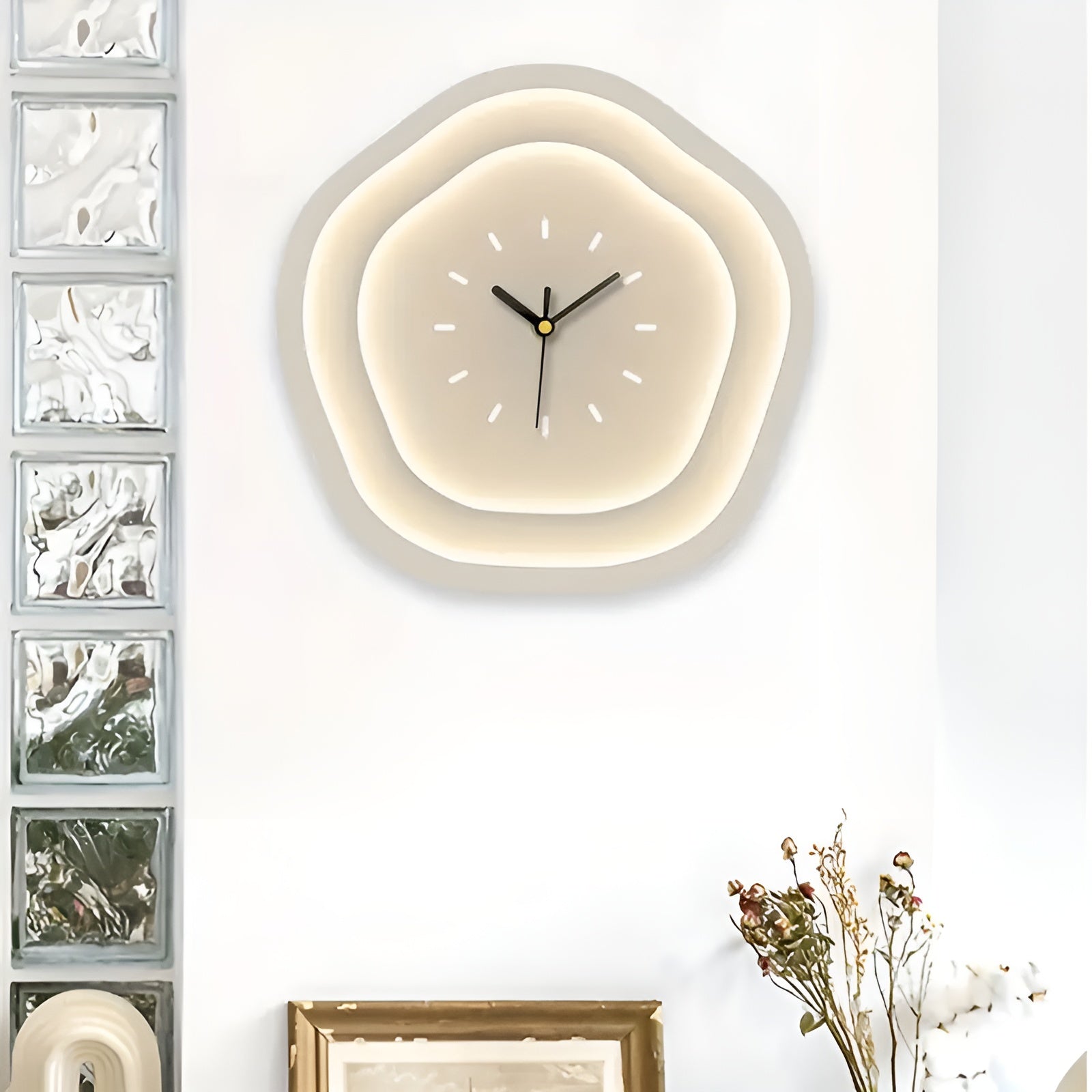 Wanduhr in Creme – Verspielt mit Punkten und Wolken | Dekorativ für Wohnzimmer & Kinderzimmer