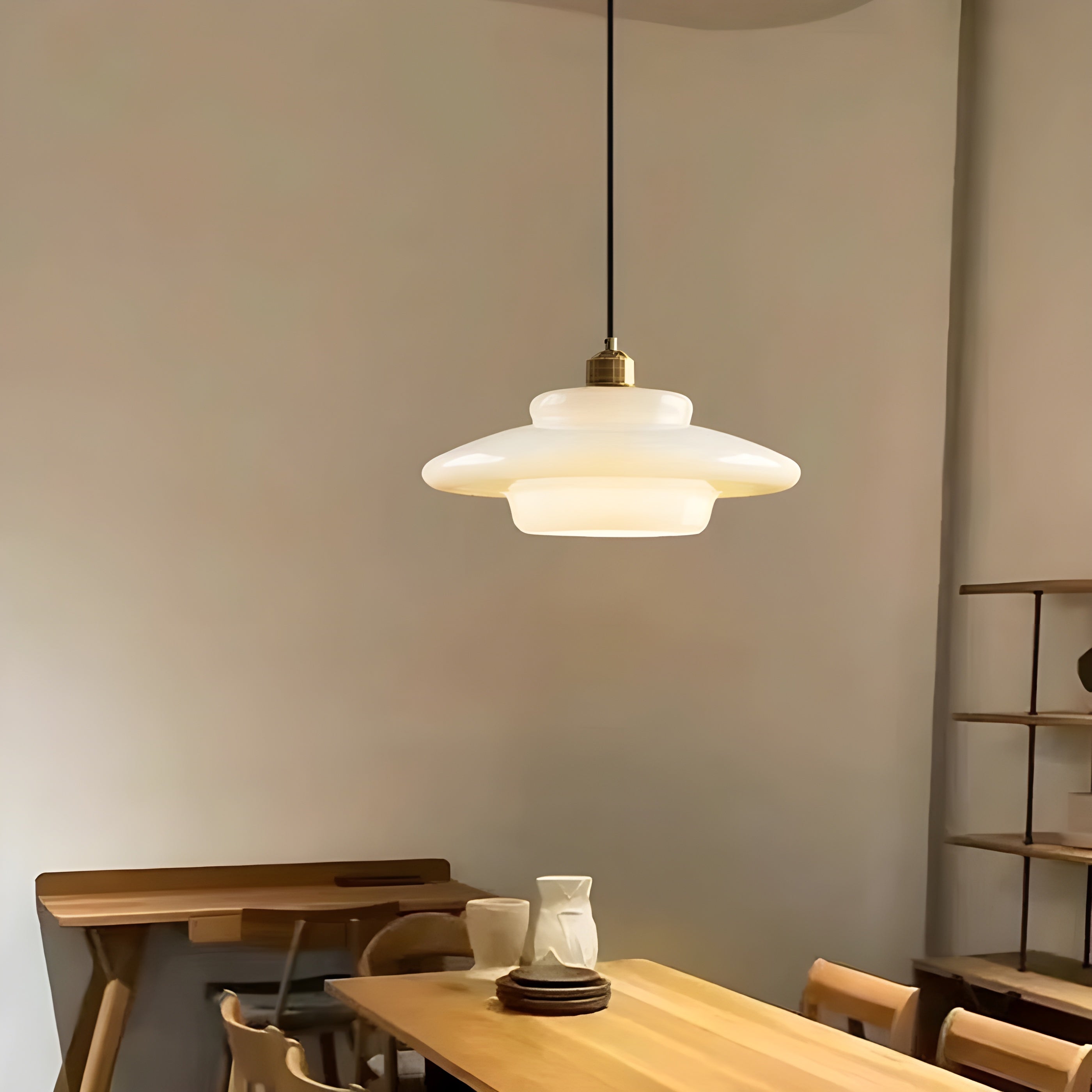 AuraBeam Light – Minimalistische Elfenbeinfarbene LED-Hängelampe aus Glas