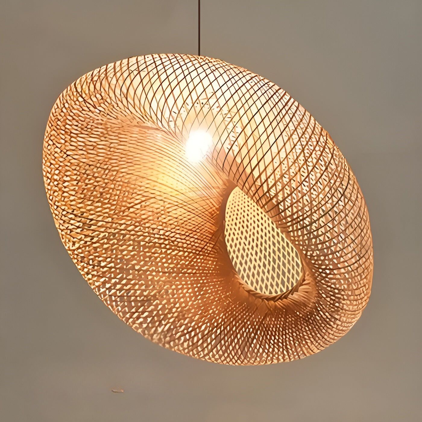 BambooBliss Light – Dekorative Pendelleuchte aus Rattan für stilvolle Räume