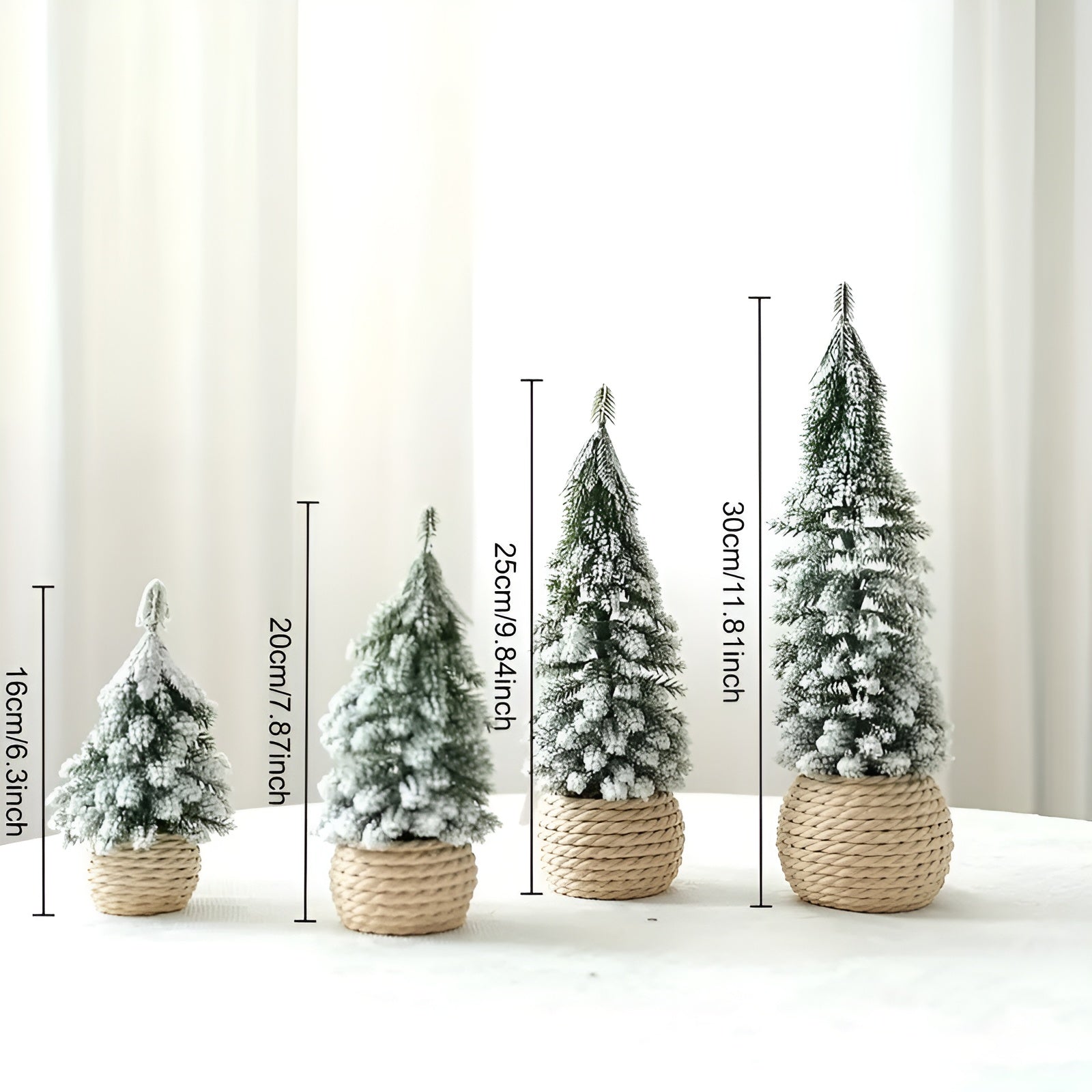 Mini-Weihnachtsbaum 4er-Set – Schneeoptik & Jutesockel | Realistische Tischdeko für Zuhause und Büro