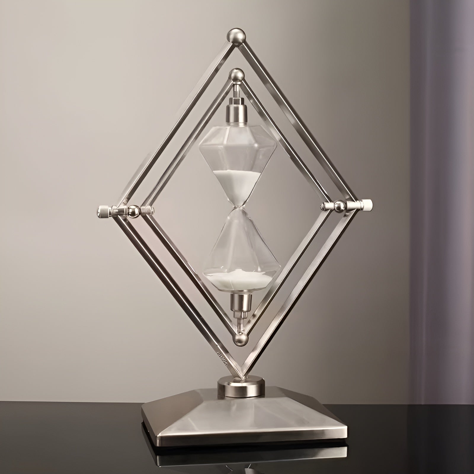 Sanduhr mit geometrischem Metallrahmen – Dekorativ und Entspannend | Mit weißem Sand als Meditationstimer - Silber