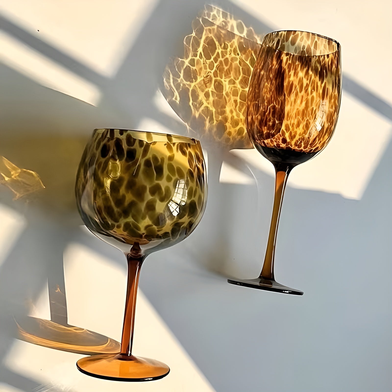 Set mit 2 Weingläsern im Leoparden-Design – Vintage-Look & dekorativ | Perfekt für besondere Anlässe - Wohnzubehör