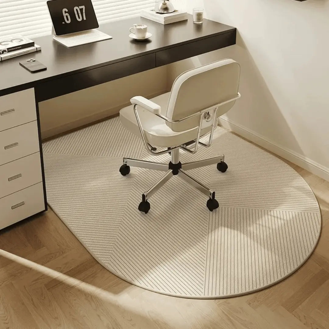 Bürostuhlmatte unter einem Bürostuhl auf Hartboden