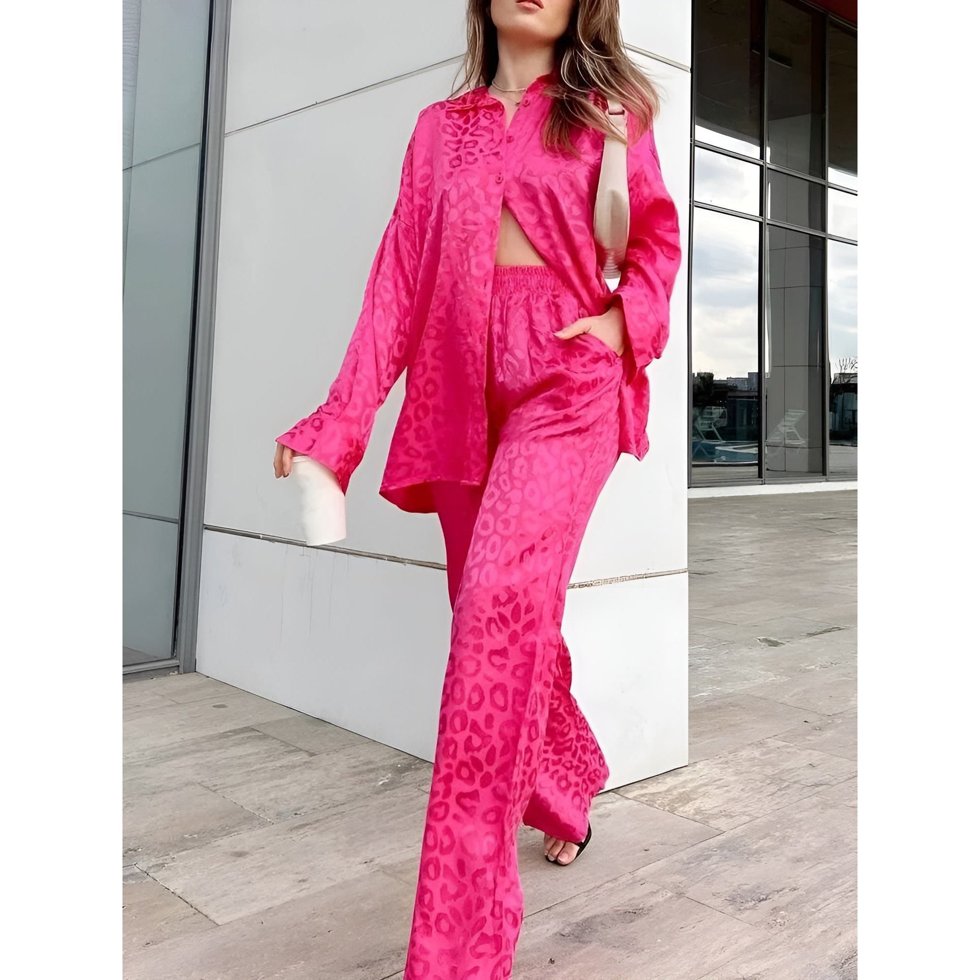 Amore Jumpsuit - Elegantes Satin Pyjama Set mit Leopardenmuster Elegare