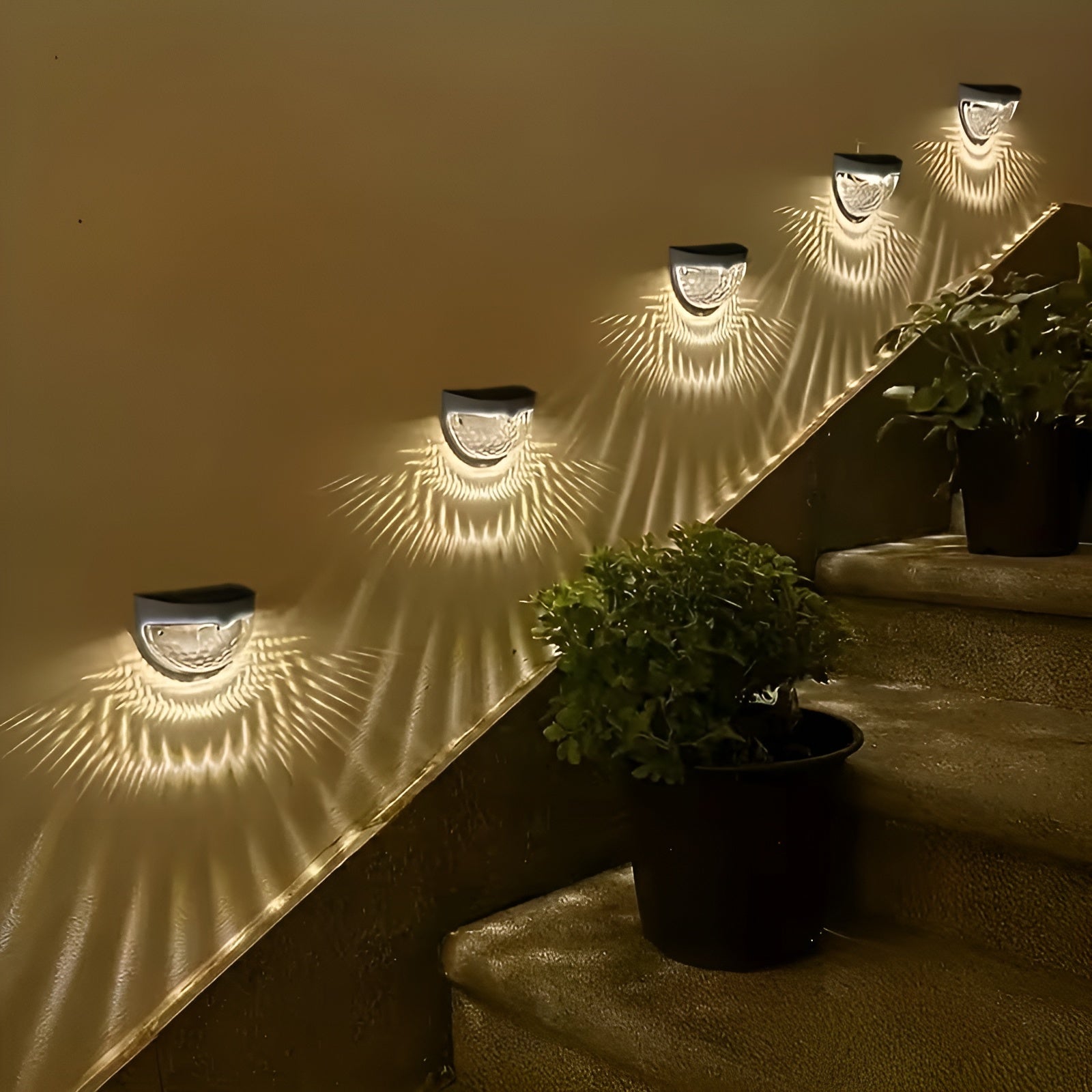 Solar Zaunleuchte mit 6 LEDs – Dekorative Außenbeleuchtung mit Lichtspiel | Wetterfest für Garten Treppe und Terrasse