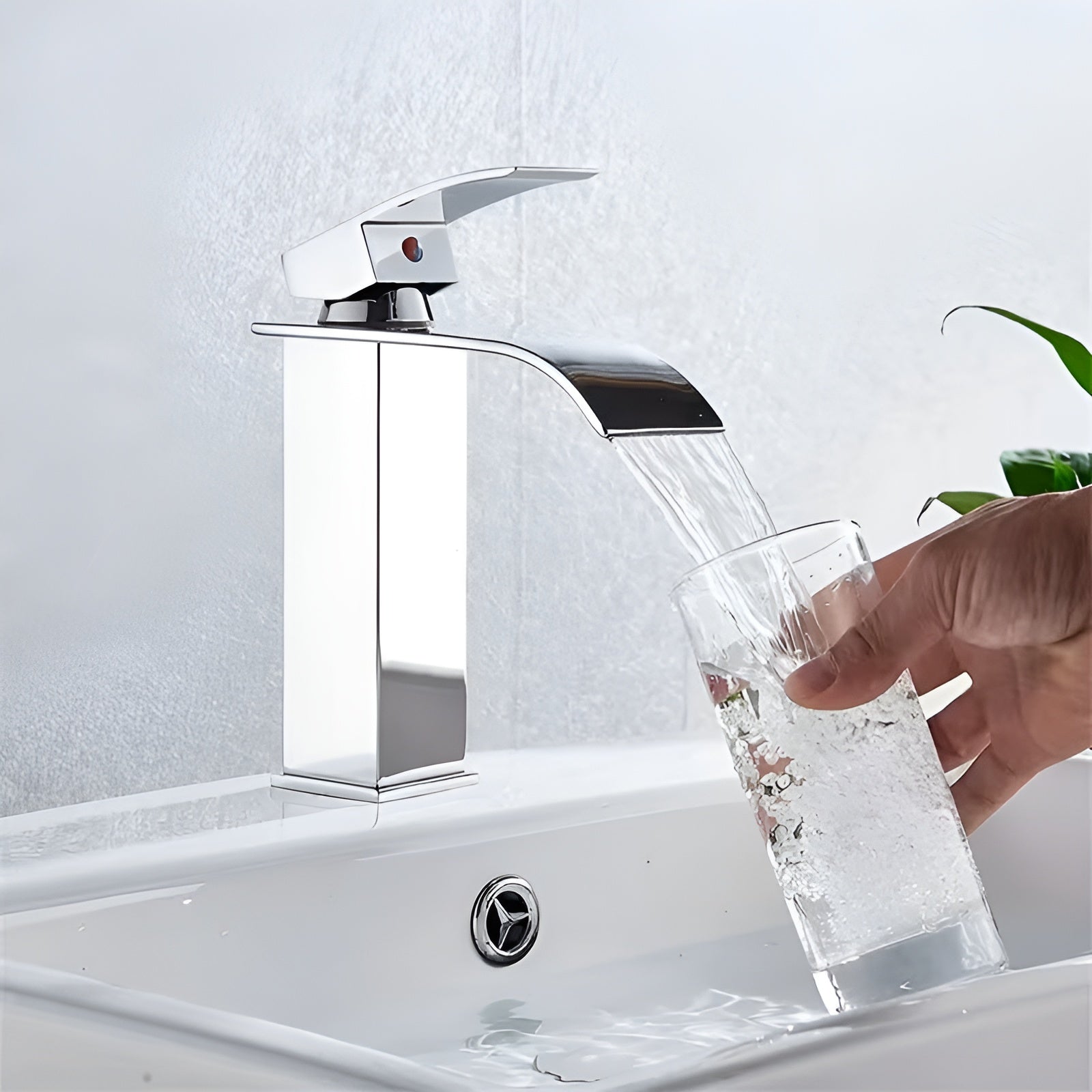 Waschbeckenarmatur aus Edelstahl – Wasserfall-Auslauf mit Warm- und Kaltwasser | Einloch Mischbatterie in Schwarz