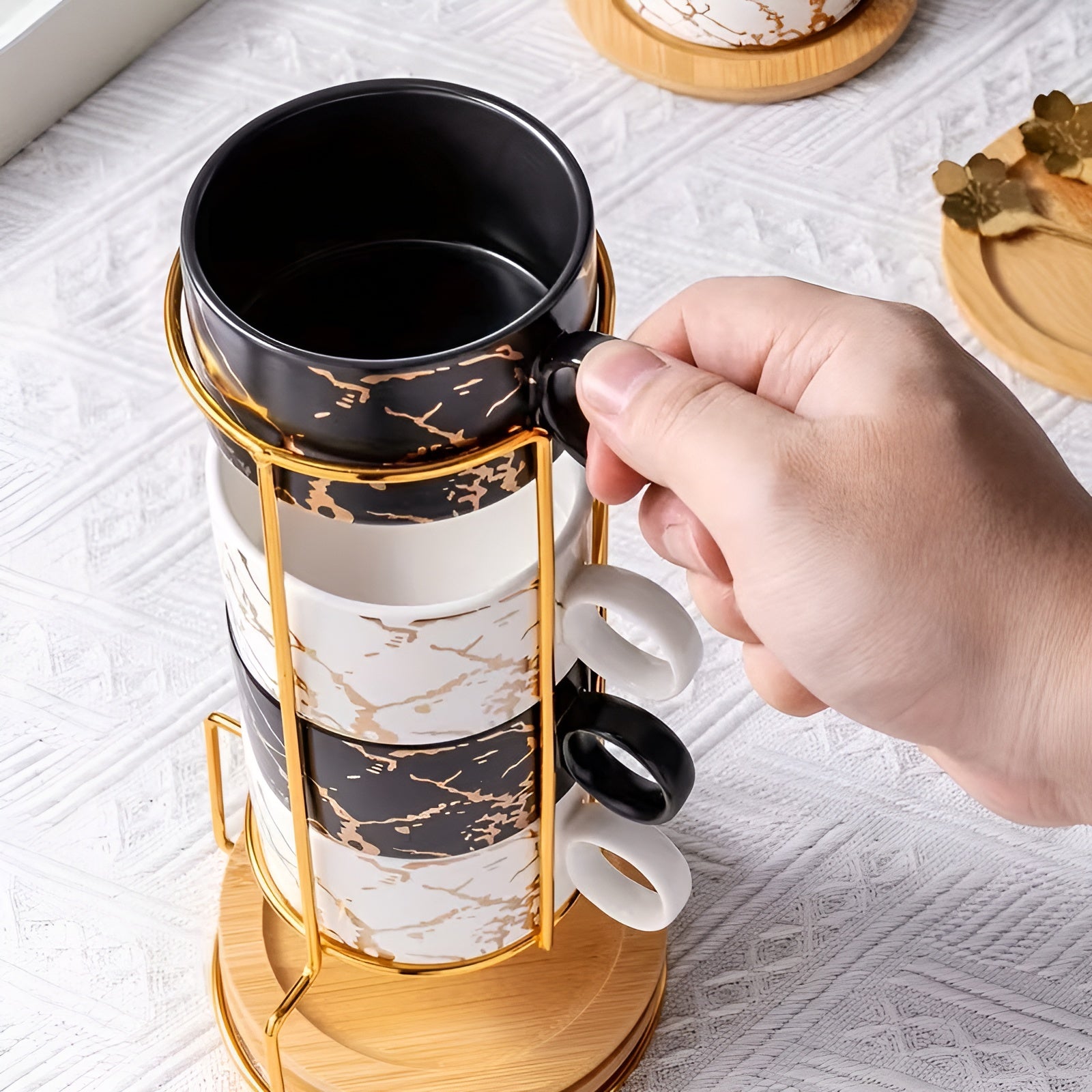 Keramik-Kaffeetassen Set (4-teilig) – Stapelbar mit Marmordesign | Mit Holzuntersetzer & Goldständer - Kaffeetasse