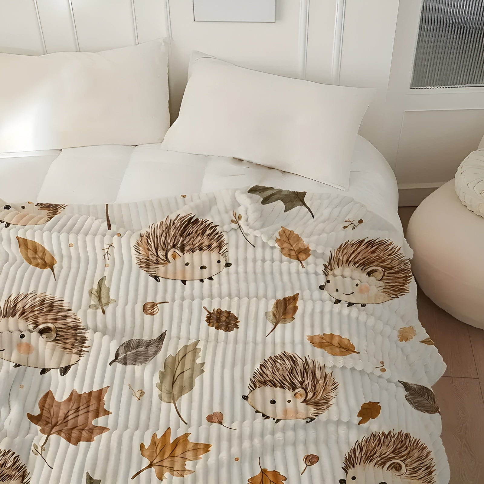 Kuscheldecke mit Igel- & Herbstblätter-Motiv – Weich, Warm & Ganzjährig Nutzbar | Perfekt für Sofa, Bett & Reisen
