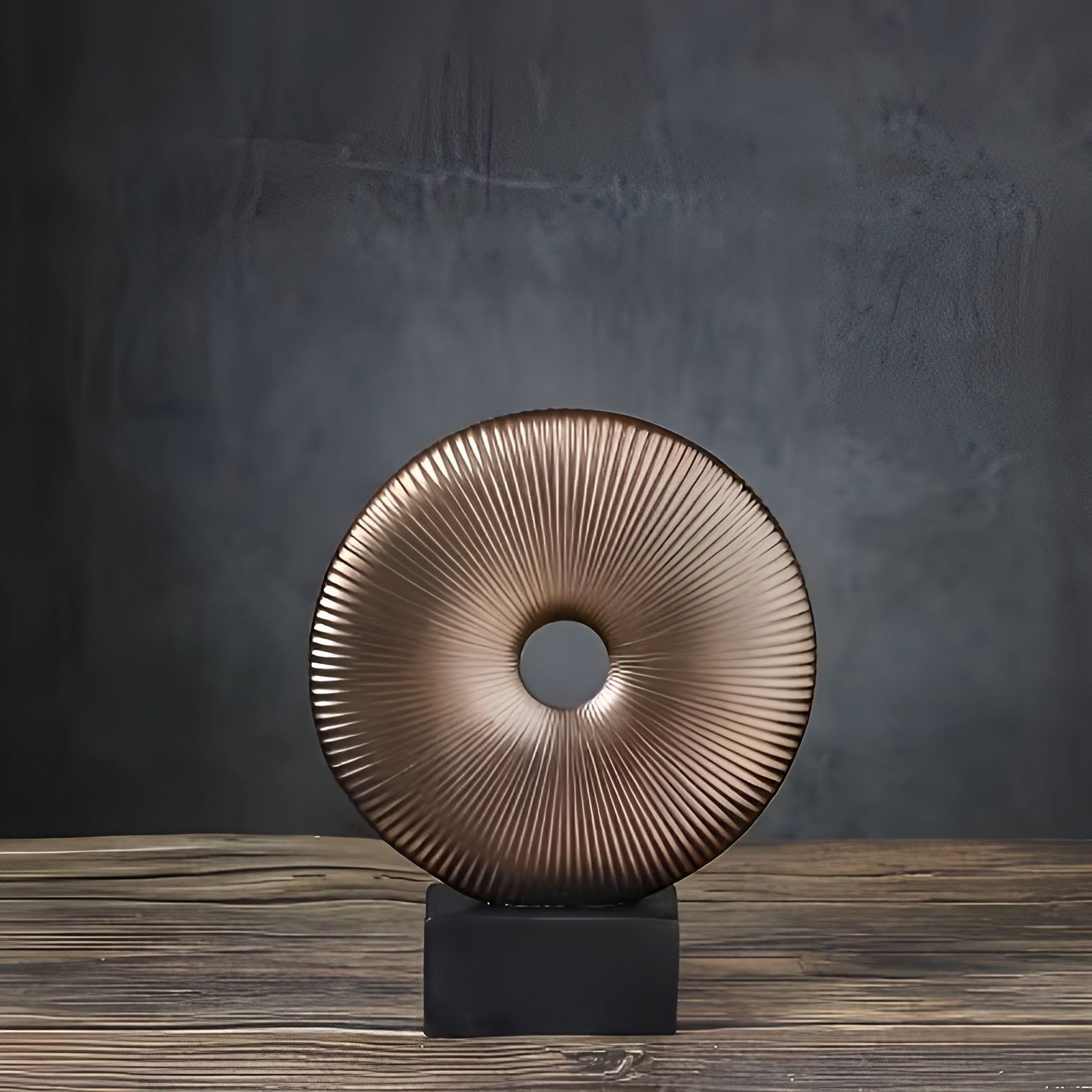 Runde Skulptur im Vintage-Stil – Chinesisch Inspiriert | Stilvolle Wohnraumdekoration aus Resin