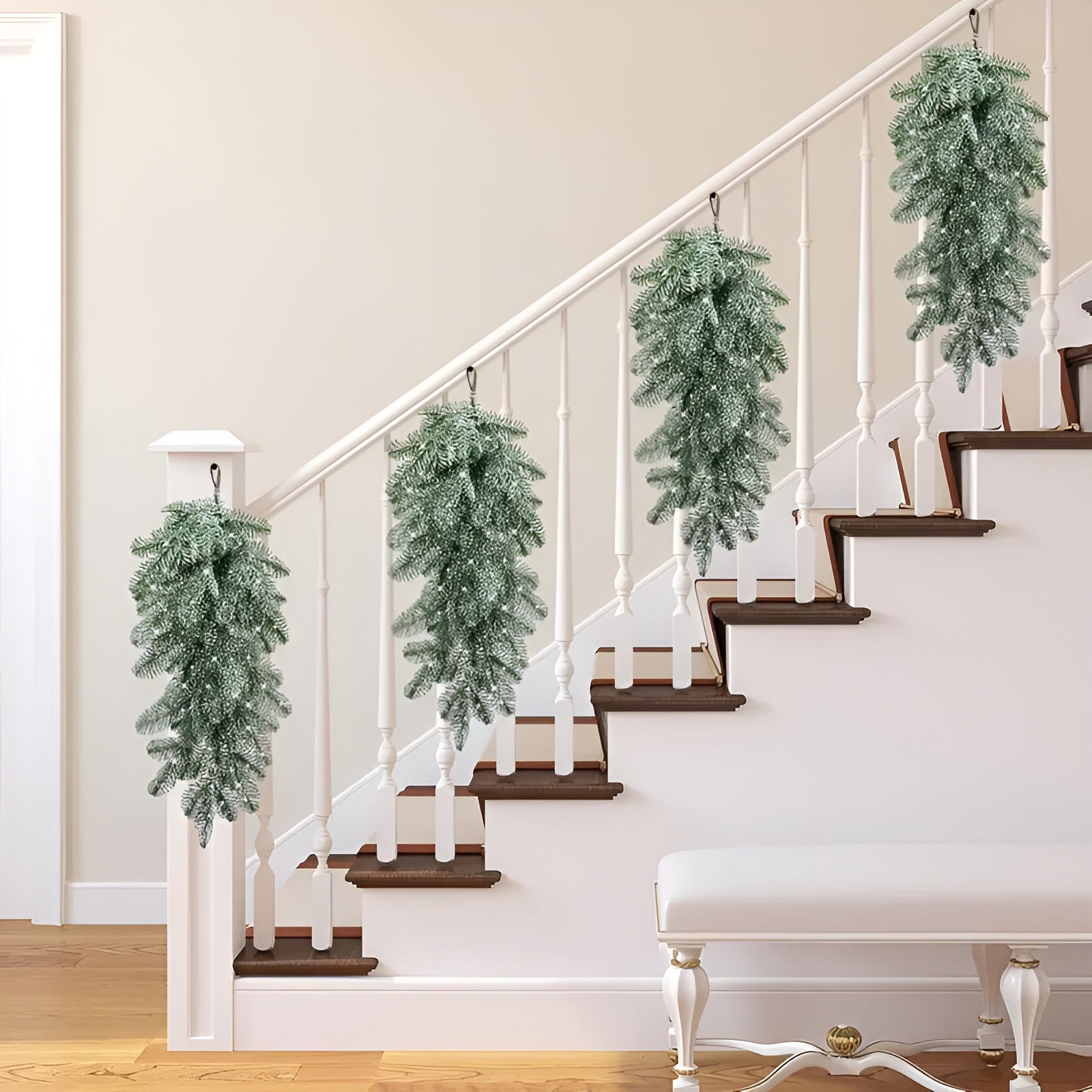 Künstliche Weihnachtsgirlande – Mit Schneeperlen und Frost-Effekt | Dekorative Hängedeko für Tür, Kamin & Treppengeländer