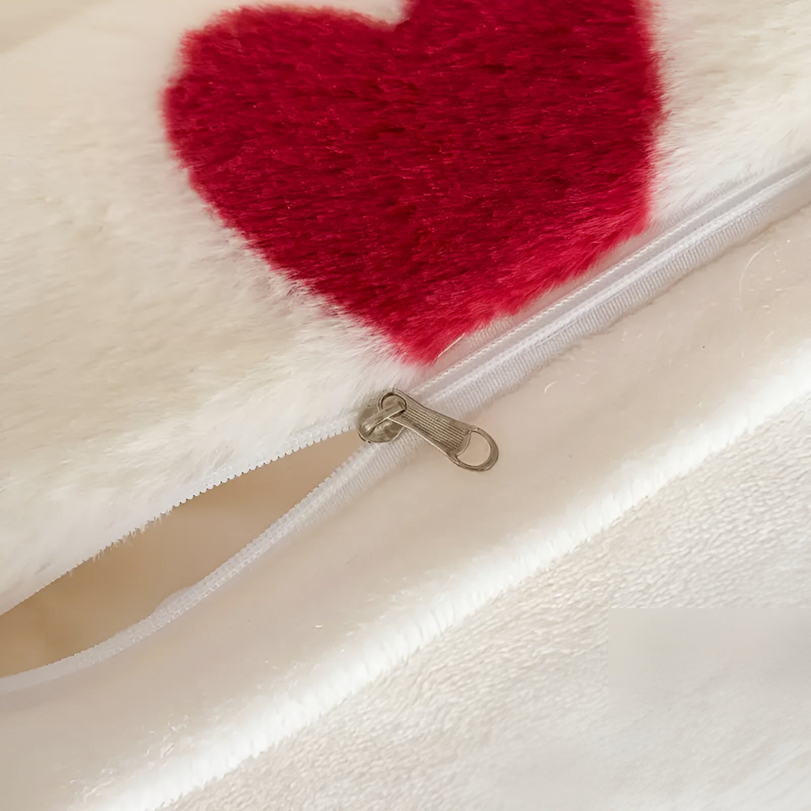 Bettwäsche-Set mit Herzmotiv – Weich & Warm für Herbst und Winter | Kuscheliges 3-teiliges Set aus Plüsch in Hellbeige