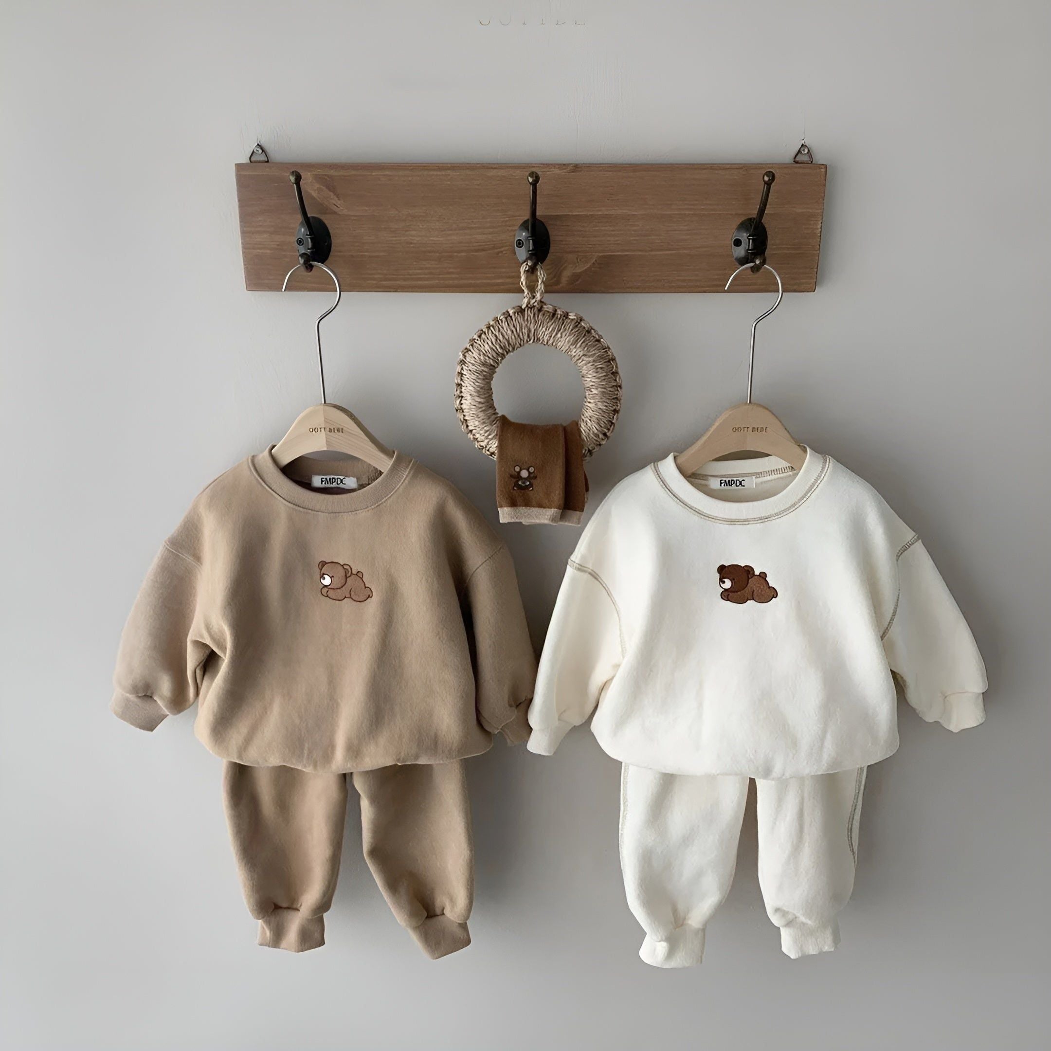 Playful Bear - Bequem gestickt Passendes Bären-Set für Babys (Pullover + Hose) - Elegare