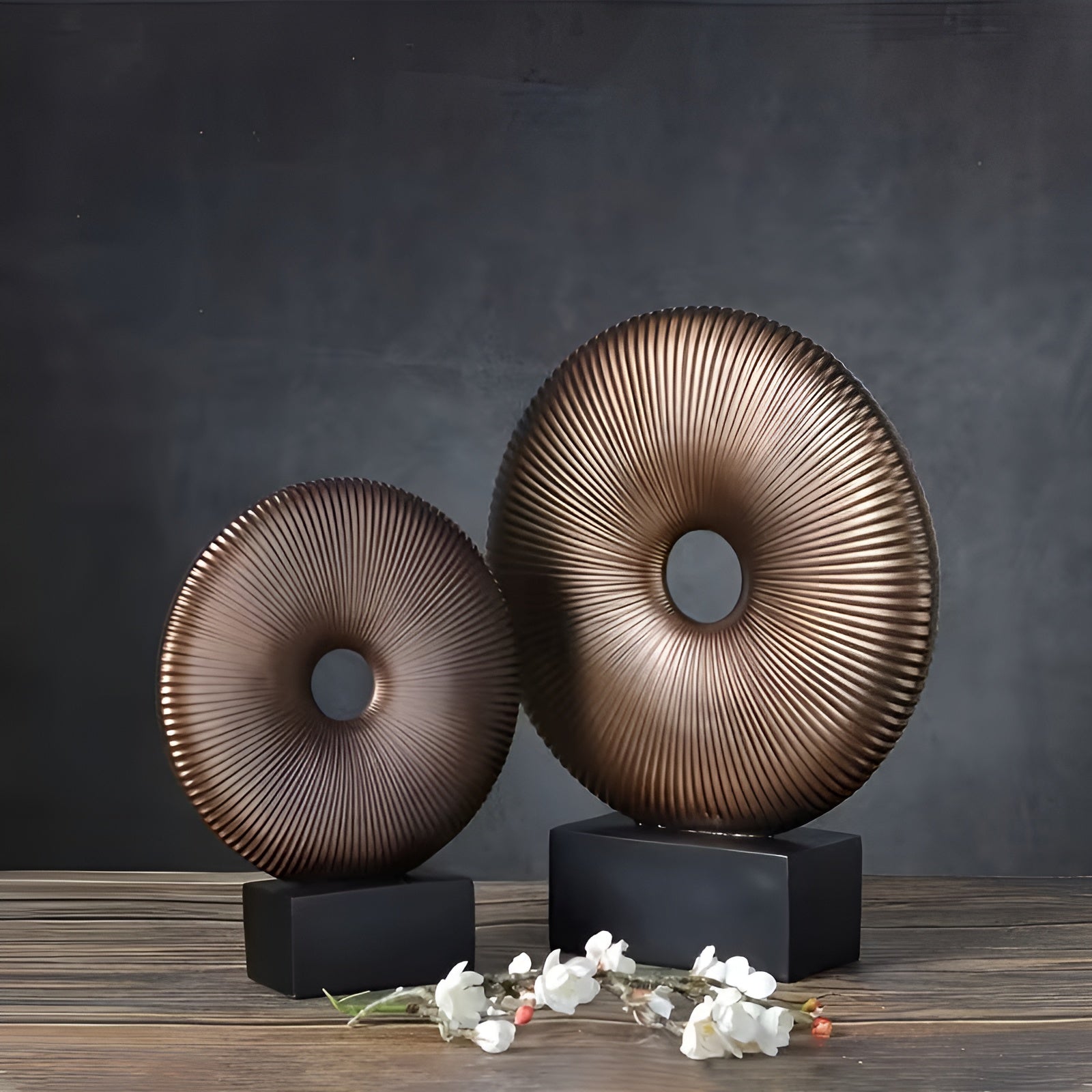 Runde Skulptur im Vintage-Stil – Chinesisch Inspiriert | Stilvolle Wohnraumdekoration aus Resin