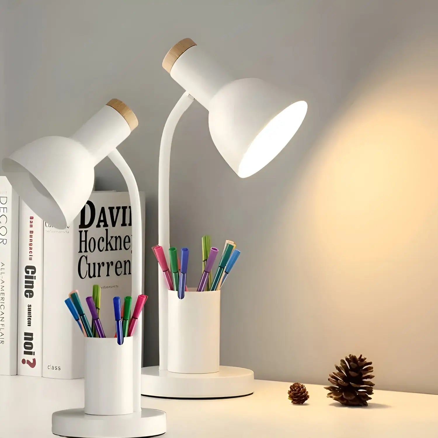 LED-Tischlampe mit Stifthalter – Stilvoll und Praktisch | Ordnung auf dem Schreibtisch
