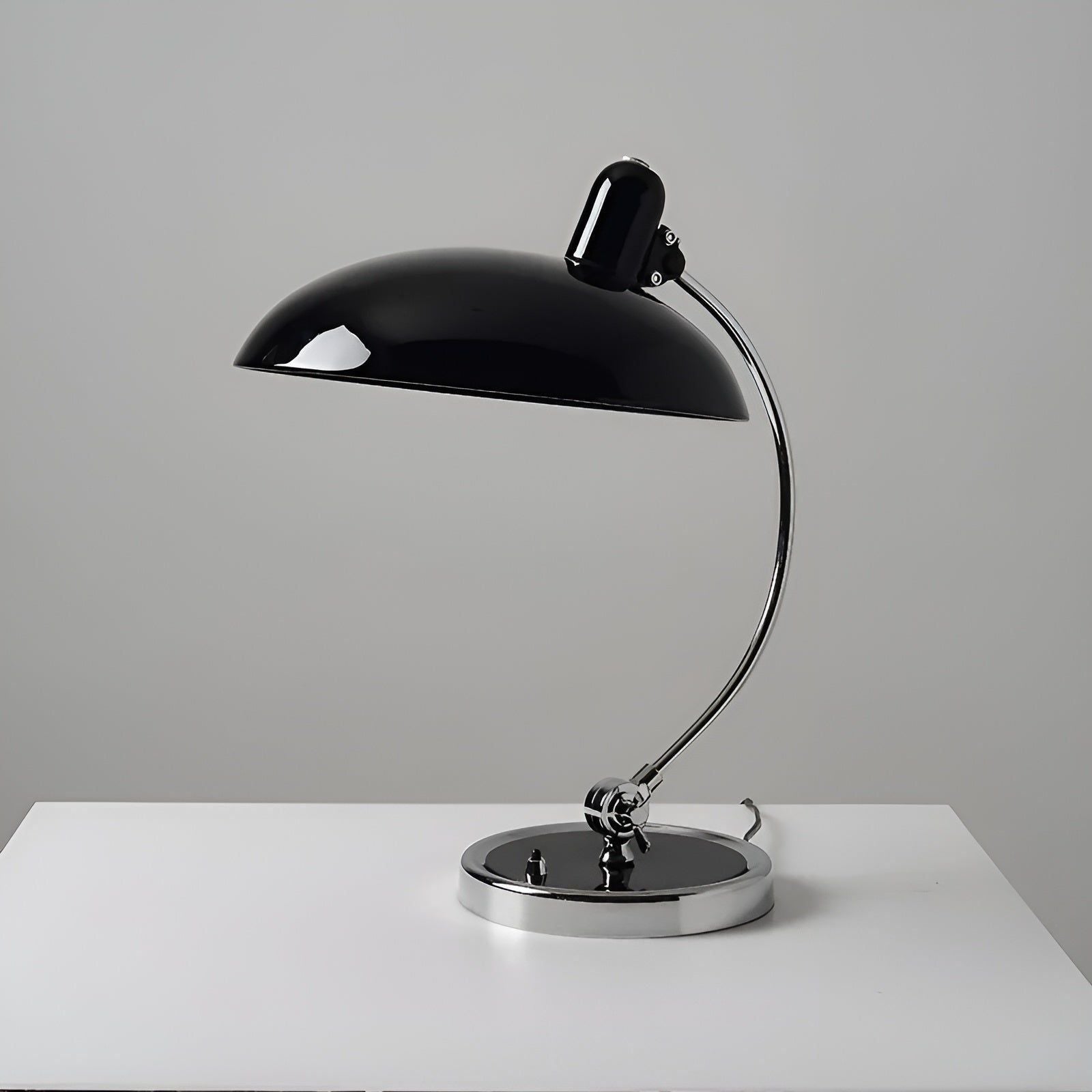 RetroChic Tischlampe - Skandinavische Minimalistische Nachttischlampe Elegare
