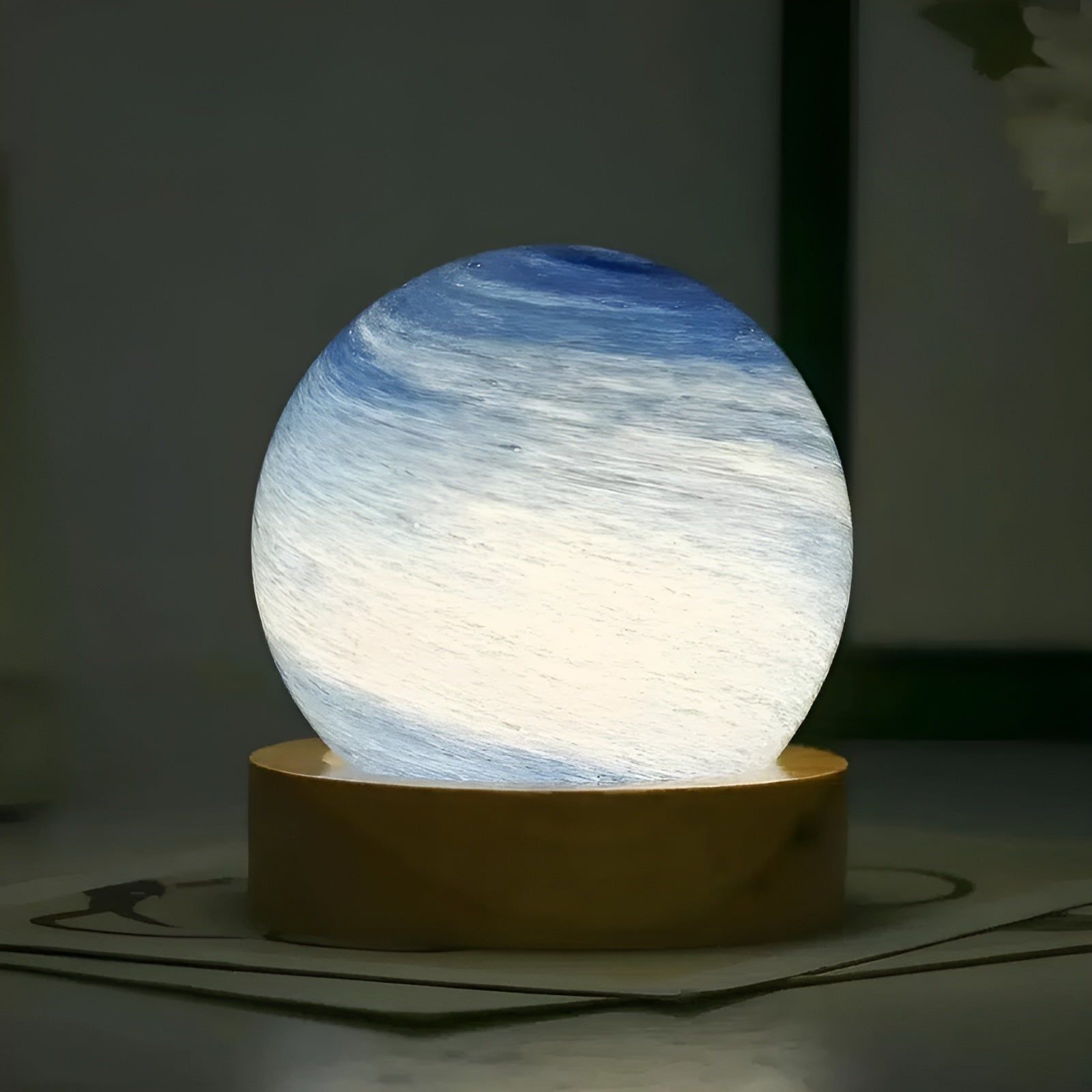 Cosmic Glow - 3D USB-Betriebene Mini Planet Glaslampe mit Holzständer - Elegare