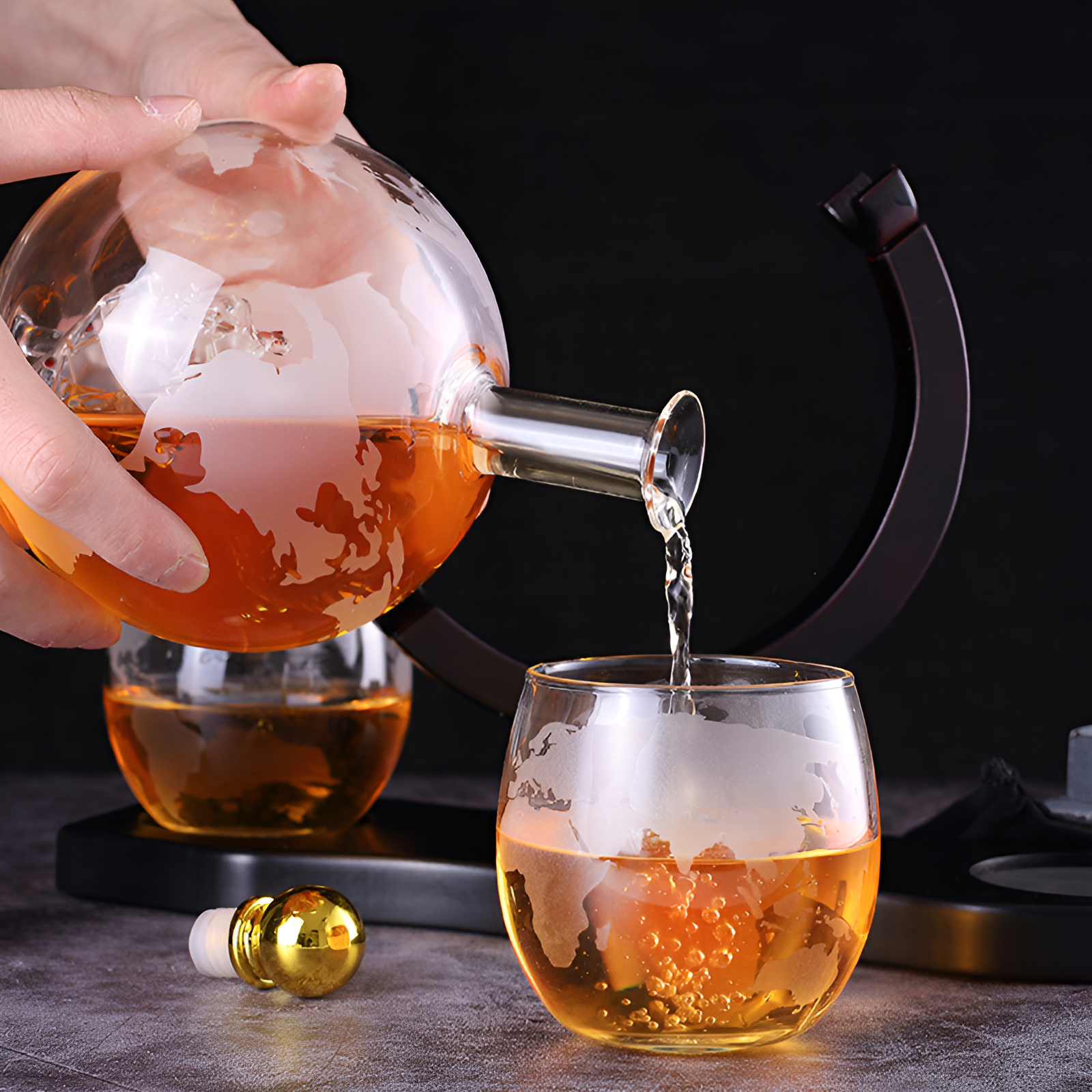 Kristall-Whiskykaraffe mit Gläsern – Weltkugel-Design | Dekorativ für Büro & Zuhause