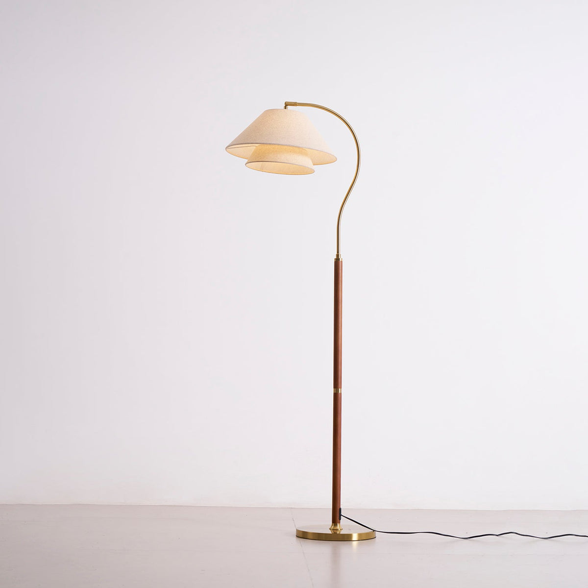 Stehlampe von hinten – Kabeldurchführung und EU-Stecker
