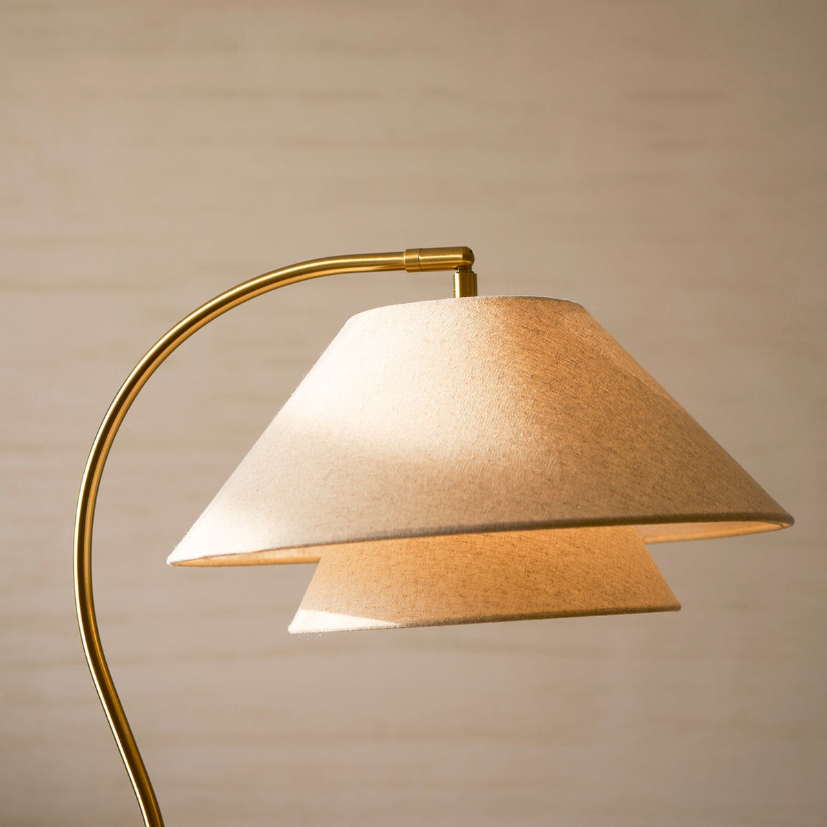 Stehlampe neben einer Pflanze im Wohnzimmer