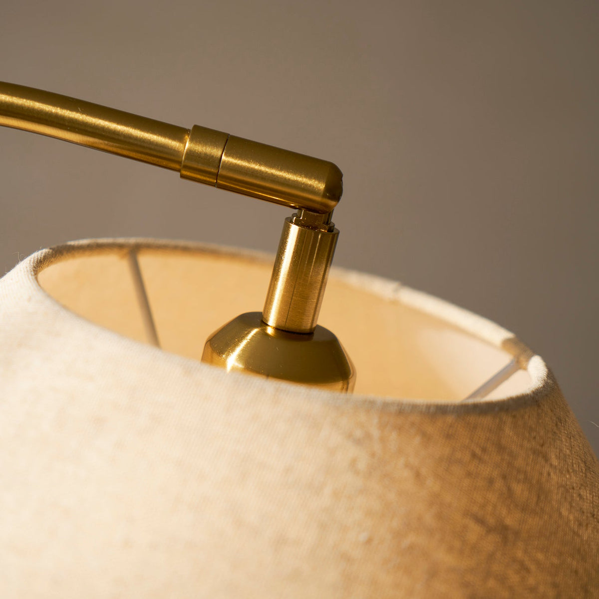 Stehlampe schräg von vorne fotografiert