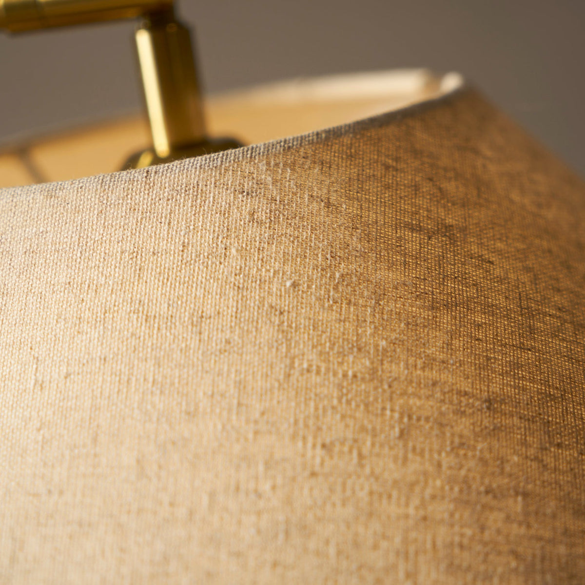 Stehlampe in minimalistischem Interieur