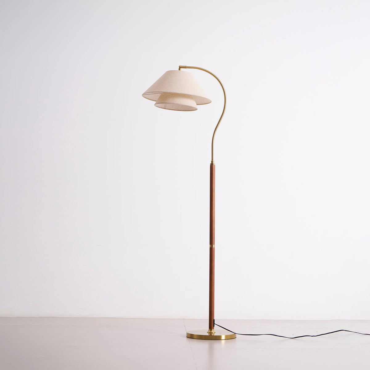 Stehlampe auf Parkettboden in hellem Wohnraum