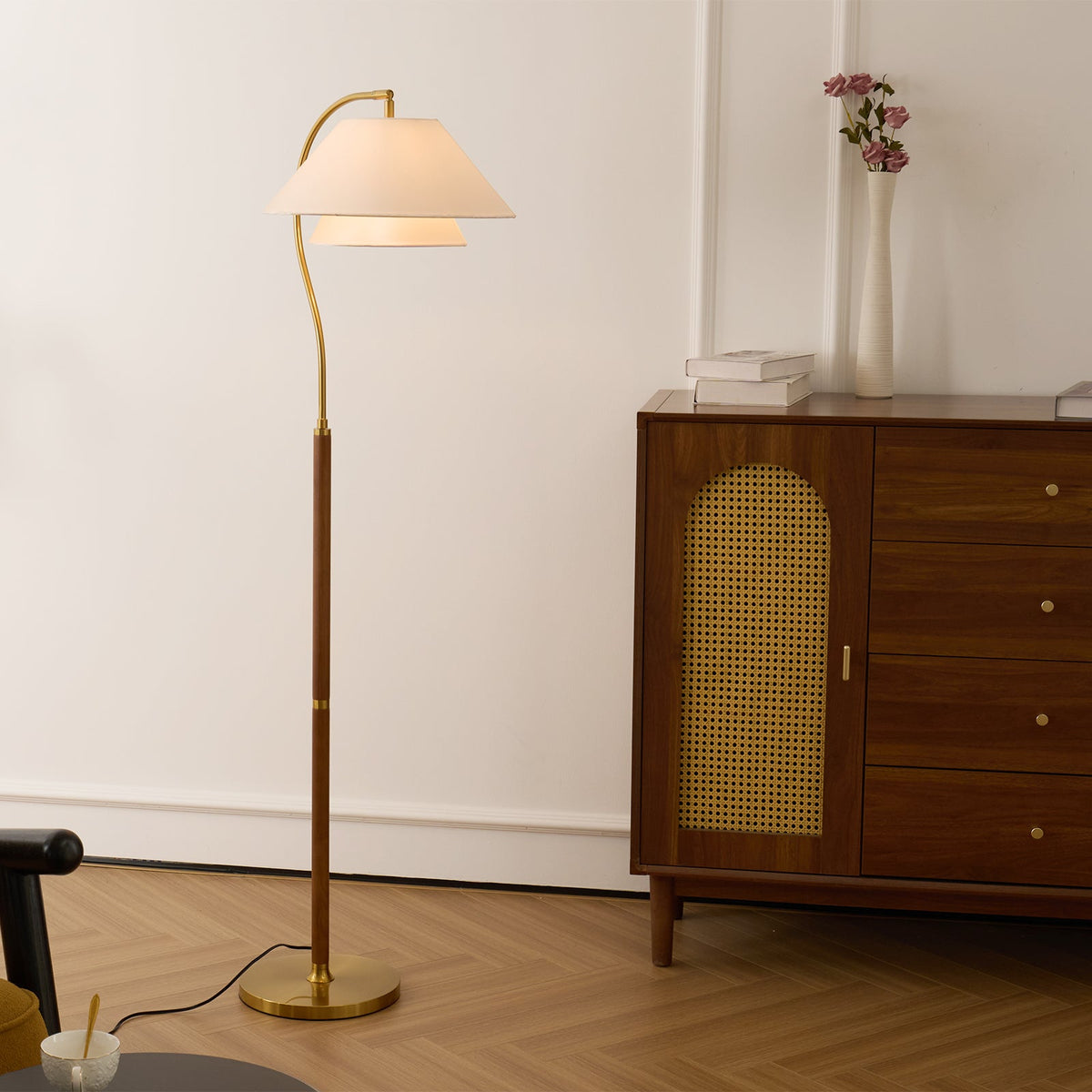 Doppelschirm-Stehlampe von schräg oben fotografiert