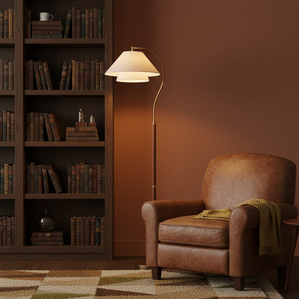 Stehlampe in einem stilvollen Loft-Interieur