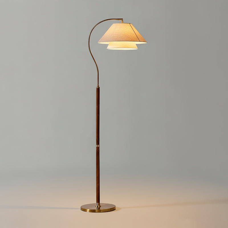 Seitenansicht: gedrechselte Holzsäule der Stehlampe