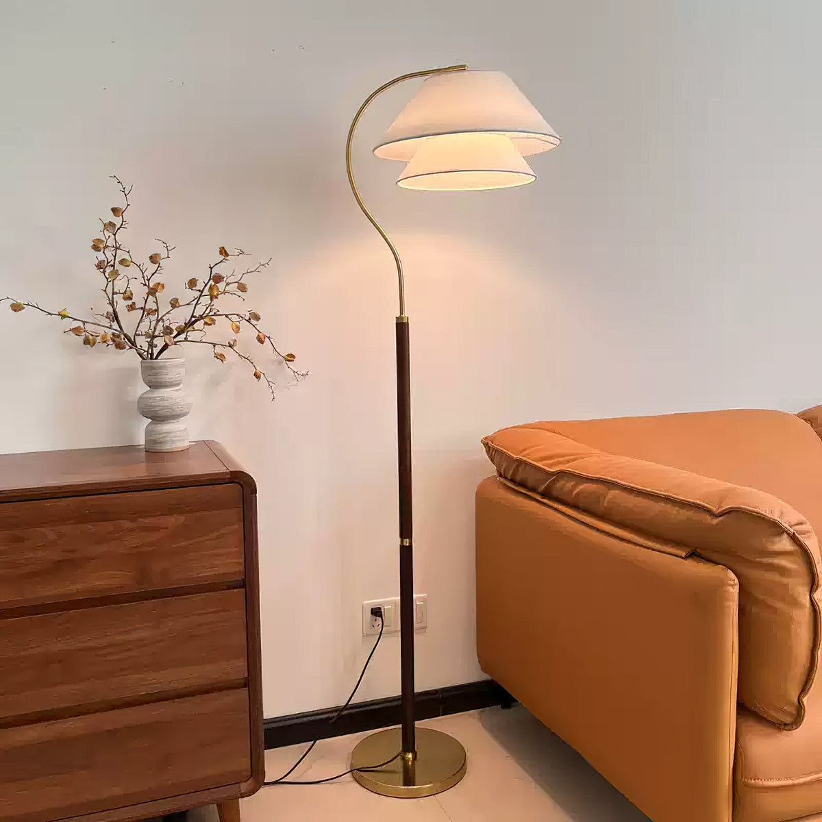 Holzdetail der Stehlampe – Walnuss und Metall