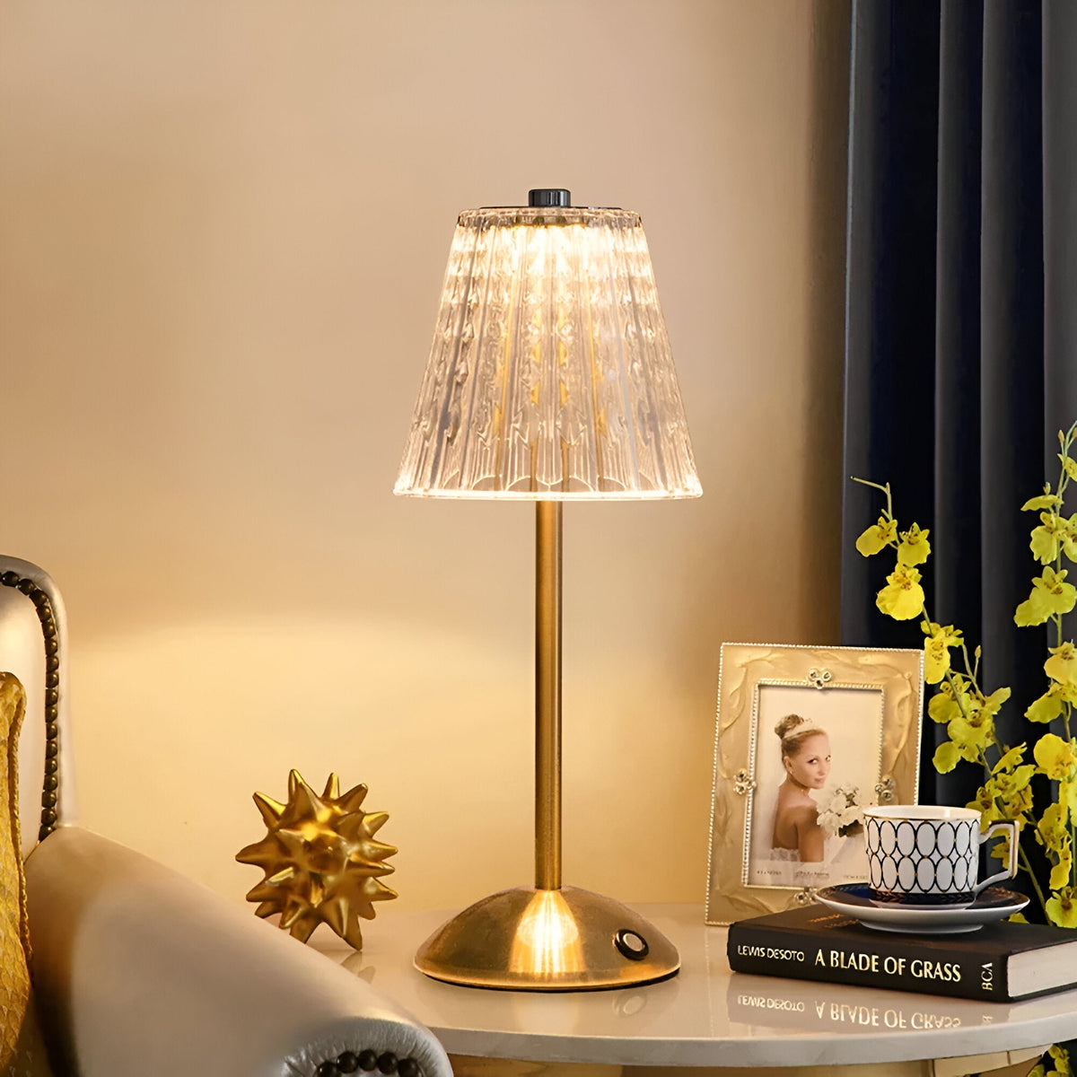 Aufladbare Vintage-Tischlampe auf einem Nachttisch im Schlafzimmer