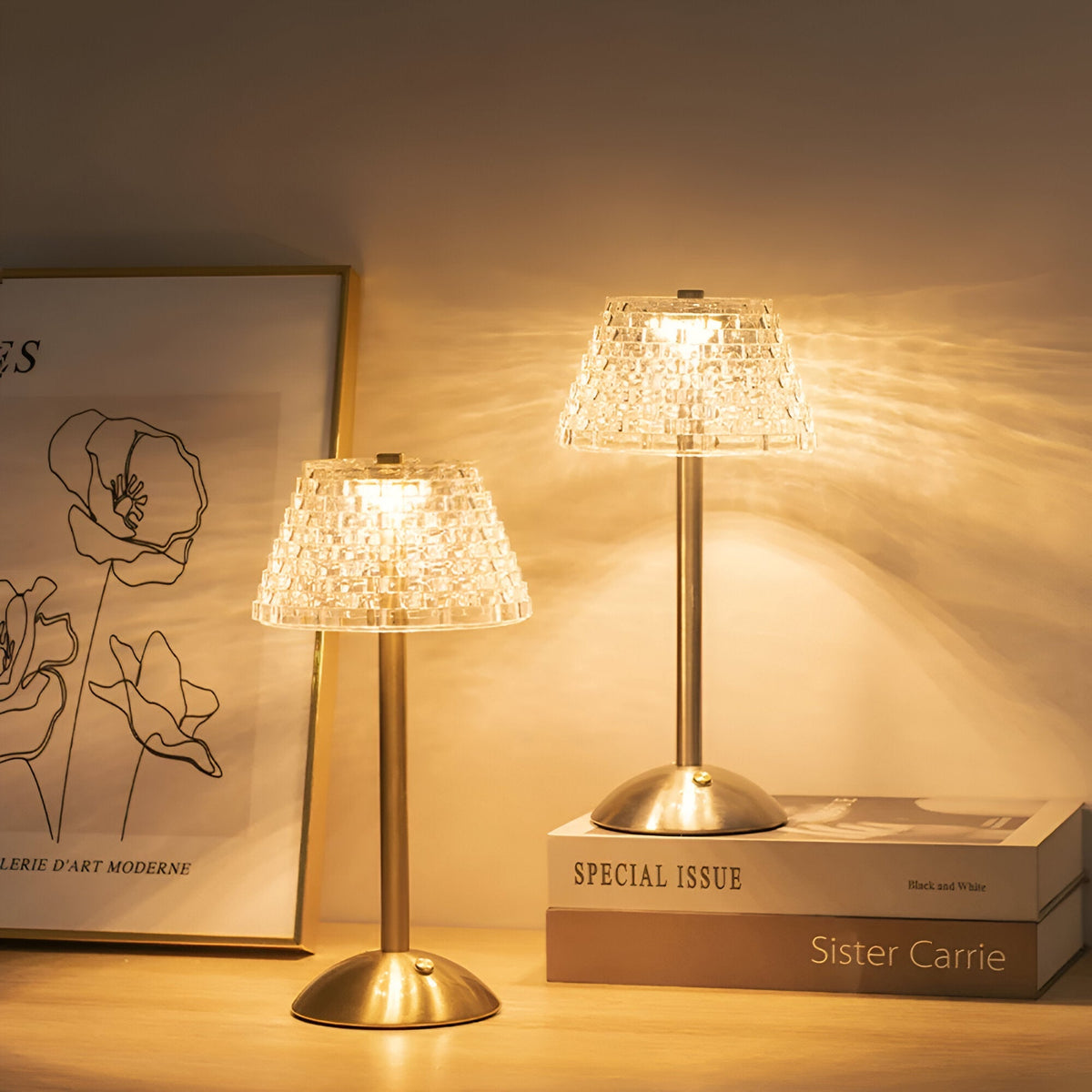 Vintage-Tischlampe mit Glasschirm auf einem Schreibtisch