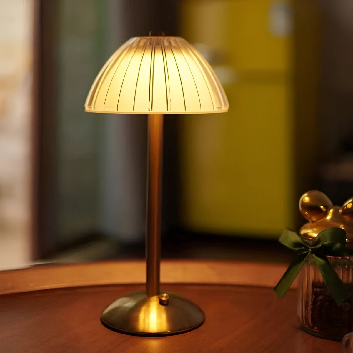 Detailansicht des Glasschirms der Vintage-Tischlampe