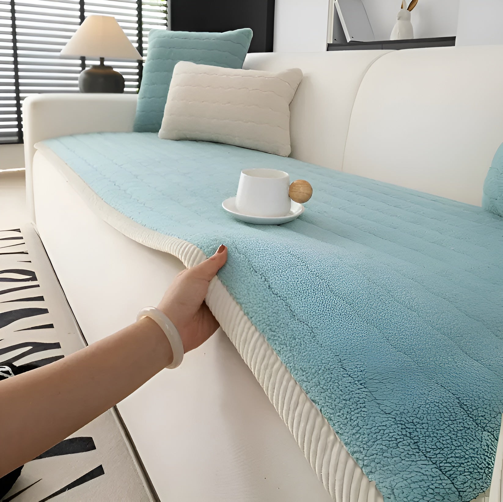 Weiche Sofaauflage aus Plüsch – Rutschfest und Warm | Perfekt für Winter & Fensterbank
