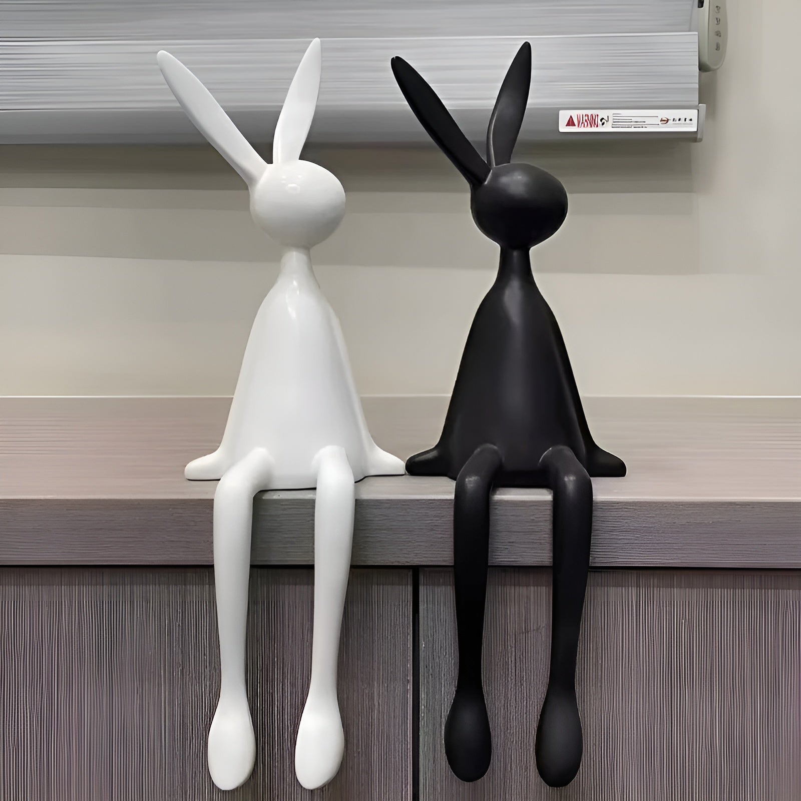 Dekorativer Osterhase aus Kunstharz – Sitzfigur, stilvolle Frühlingsdekoration für Ihr Zuhause