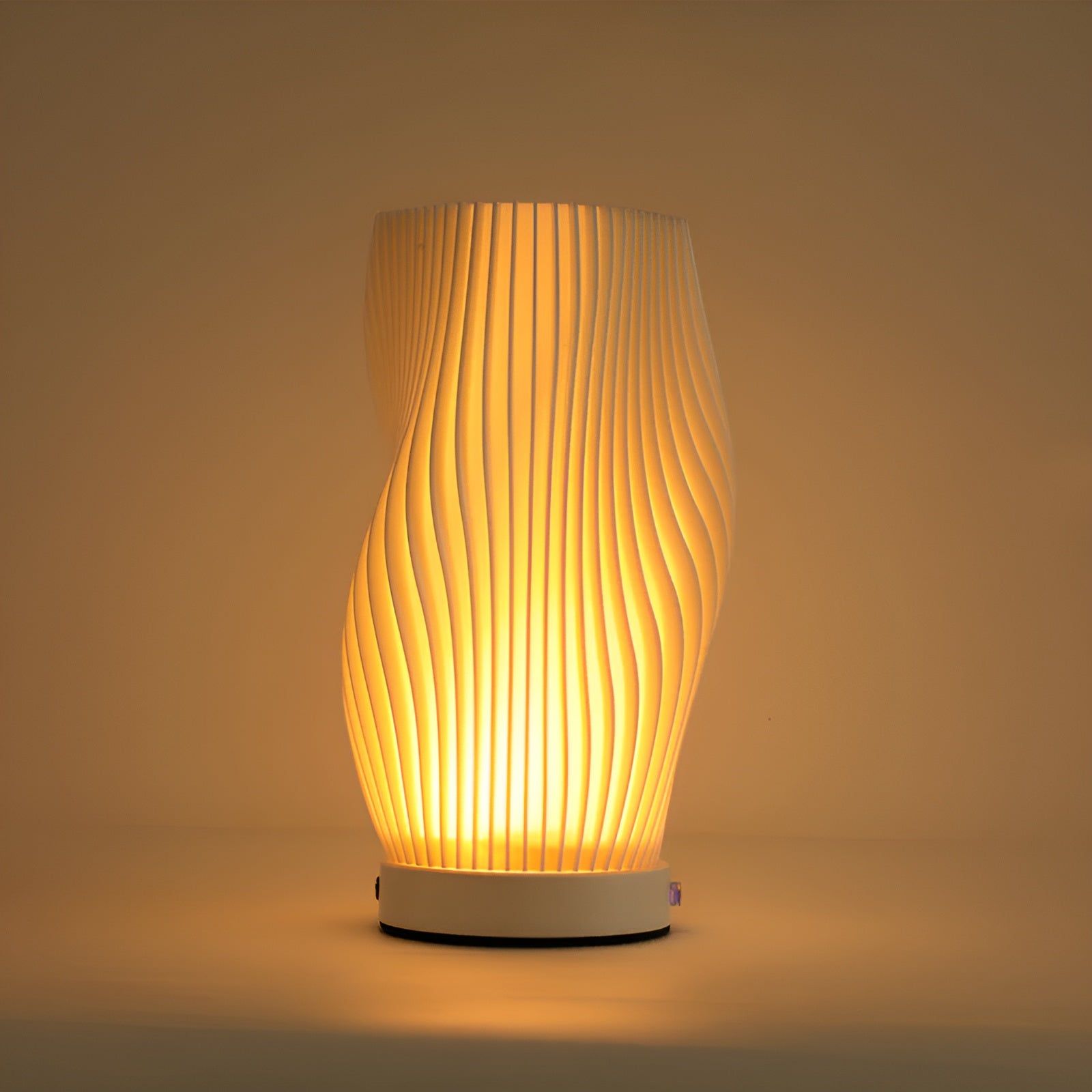 ChicPleats Lampe - Luxuriöses Französisches Creme Plissee Schreibtischlampe für Eine Gemütliche Atmosphäre - Elegare